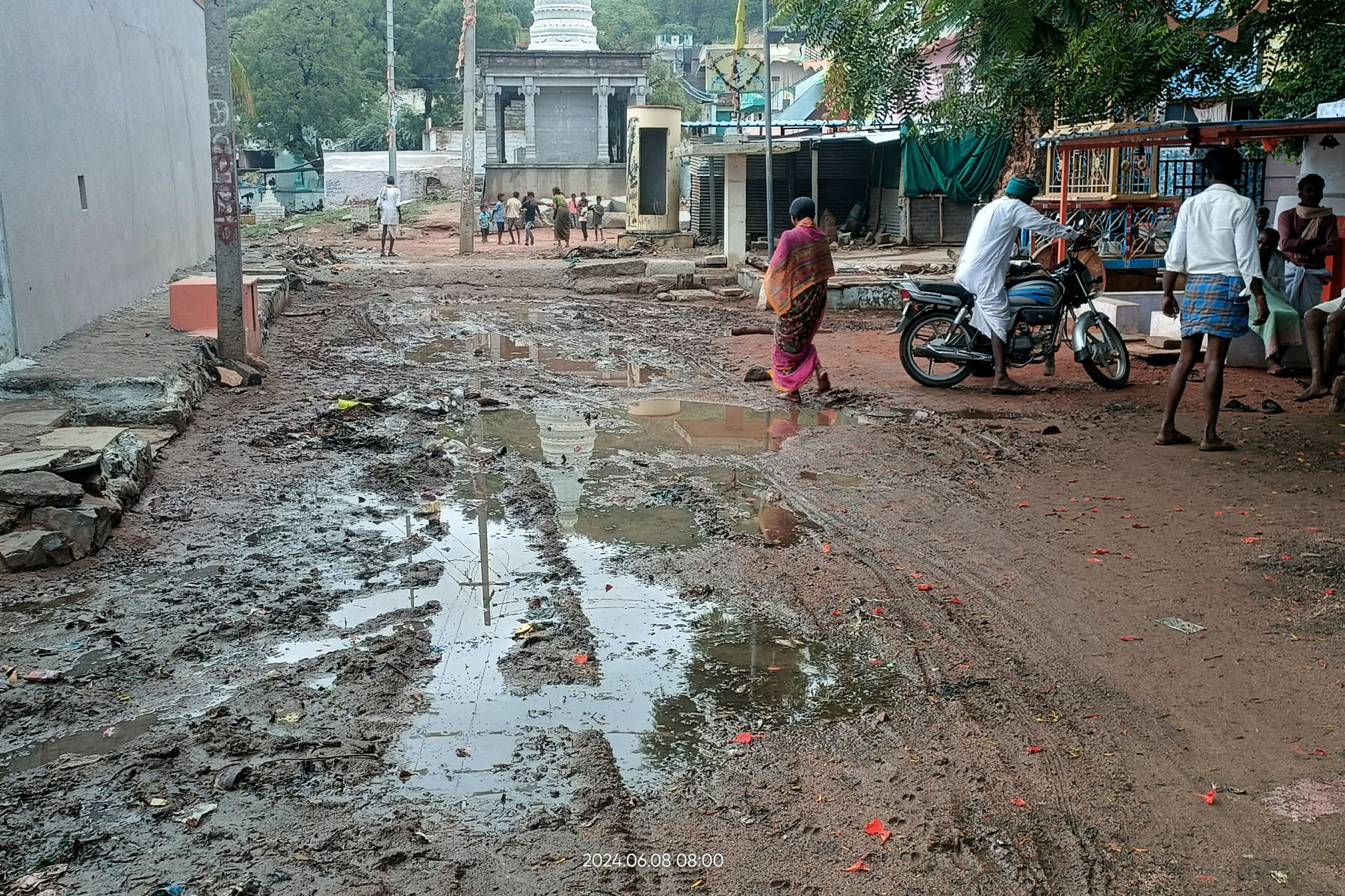 ಕವಿತಾಳ ಸಮೀಪದ ಹುಸೇನಪುರದಲ್ಲಿ ಮಳೆ ನೀರು ನಿಂತು ರಸ್ತೆ ಹದಗೆಟ್ಟಿರುವುದು