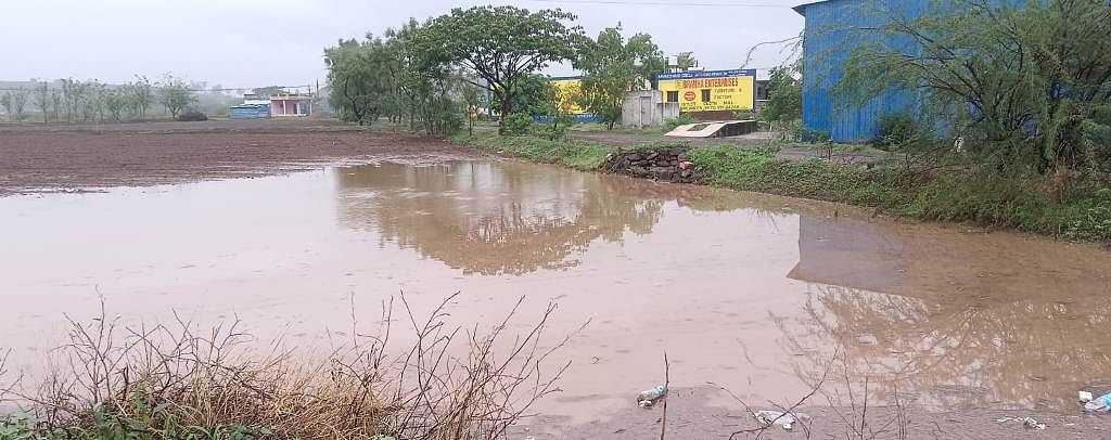 ಸಾವಳಗಿ ಸಮೀಪದ ರೈತರೊಬ್ಬರ ಜಮೀನಿನಲ್ಲಿ ಮಳೆ ನೀರು ನಿಂತಿರುವುದು