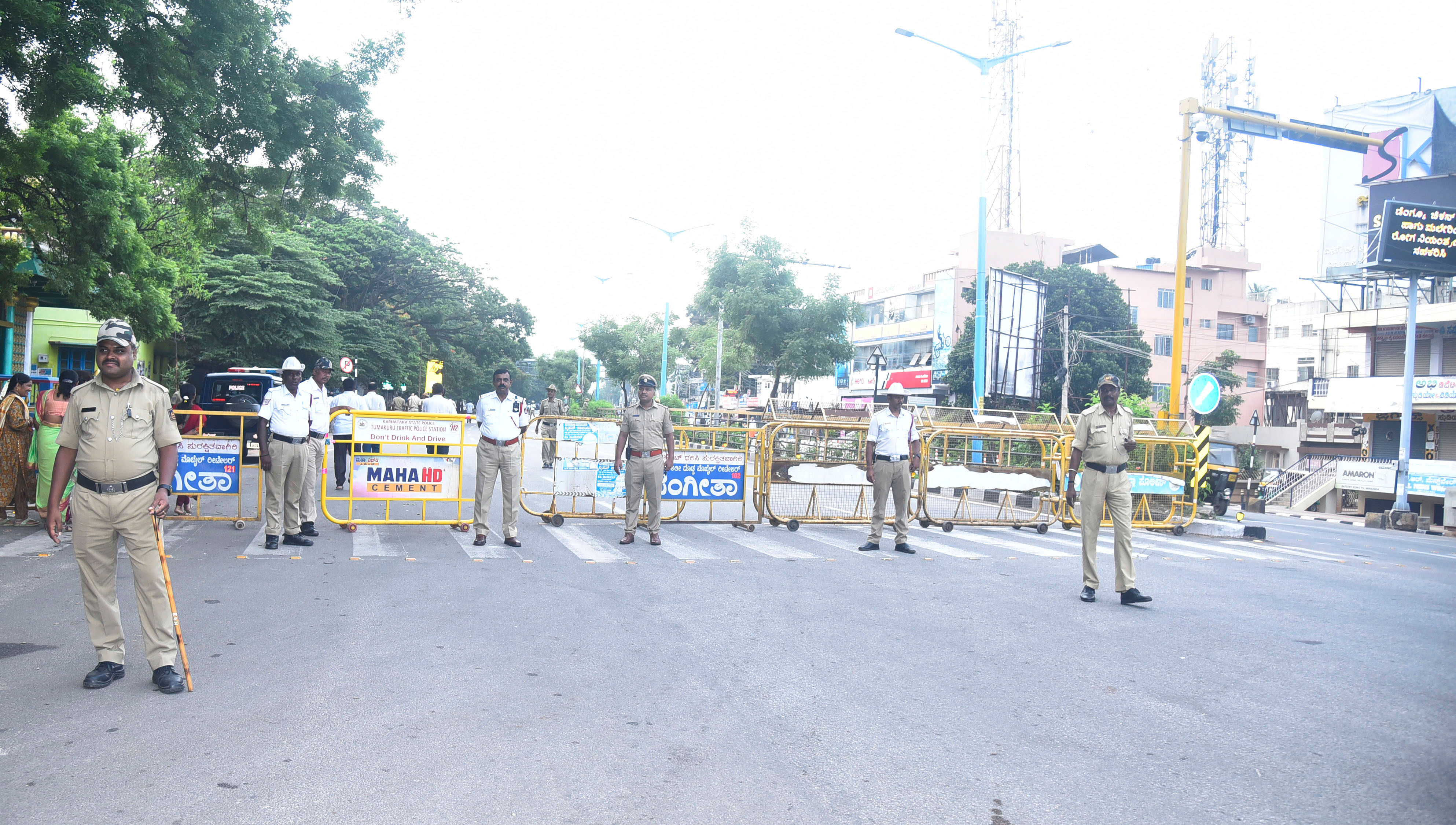 ತುಮಕೂರಿನಲ್ಲಿ ಮಂಗಳವಾರ ಲೋಕಸಭಾ ಚುನಾವಣೆಯ ಪ್ರಯುಕ್ತ ಬಿ.ಎಚ್‌.ರಸ್ತೆ ಬಂದ್‌ ಮಾಡಲಾಗಿತ್ತು