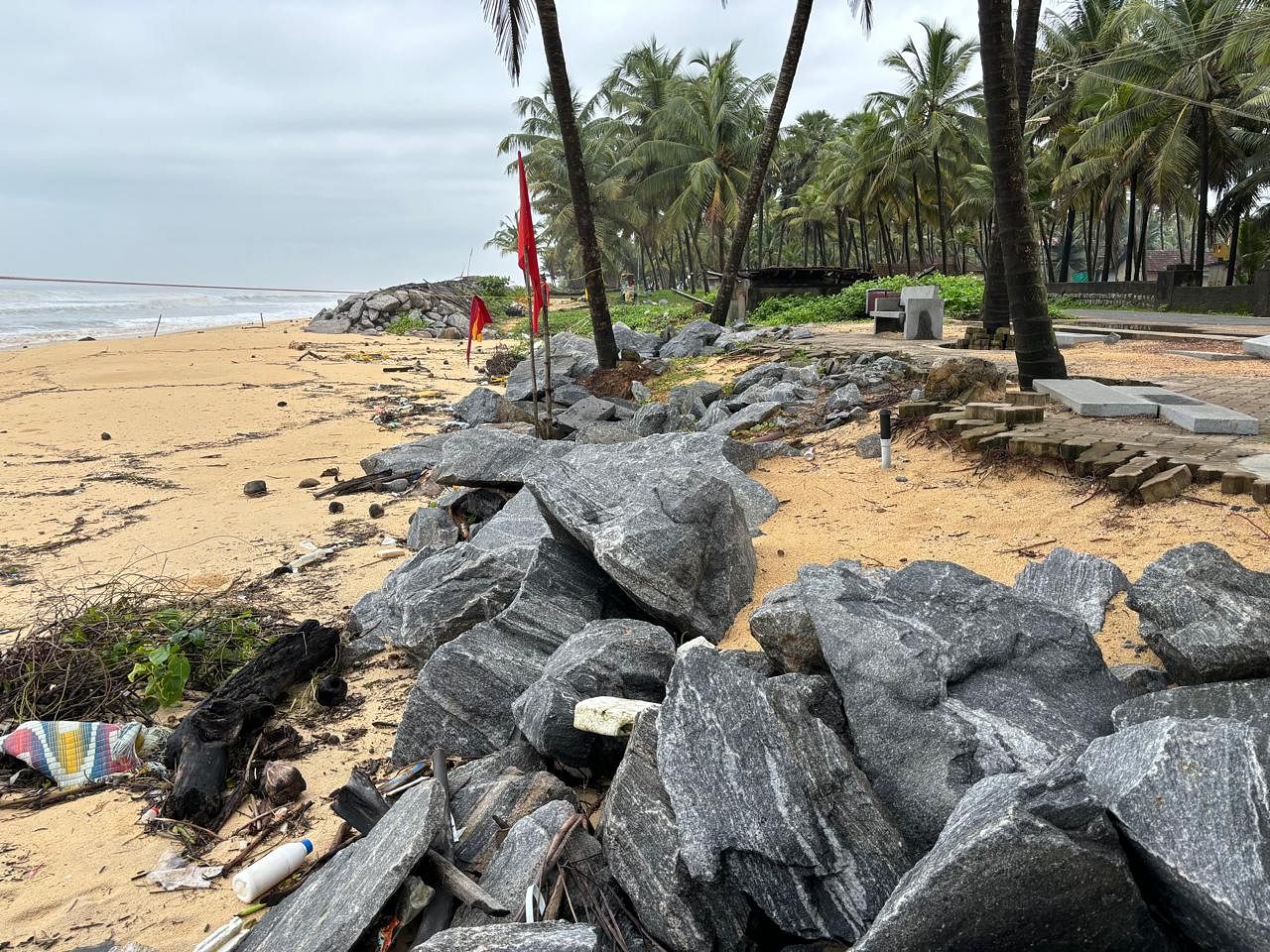 ಪಡುಬಿದ್ರಿ ಬೀಚ್‌ನಲ್ಲಿ ಕಲ್ಲುಗಳು ಕೊಚ್ಚಿ ಹೋಗಿರುವುದು