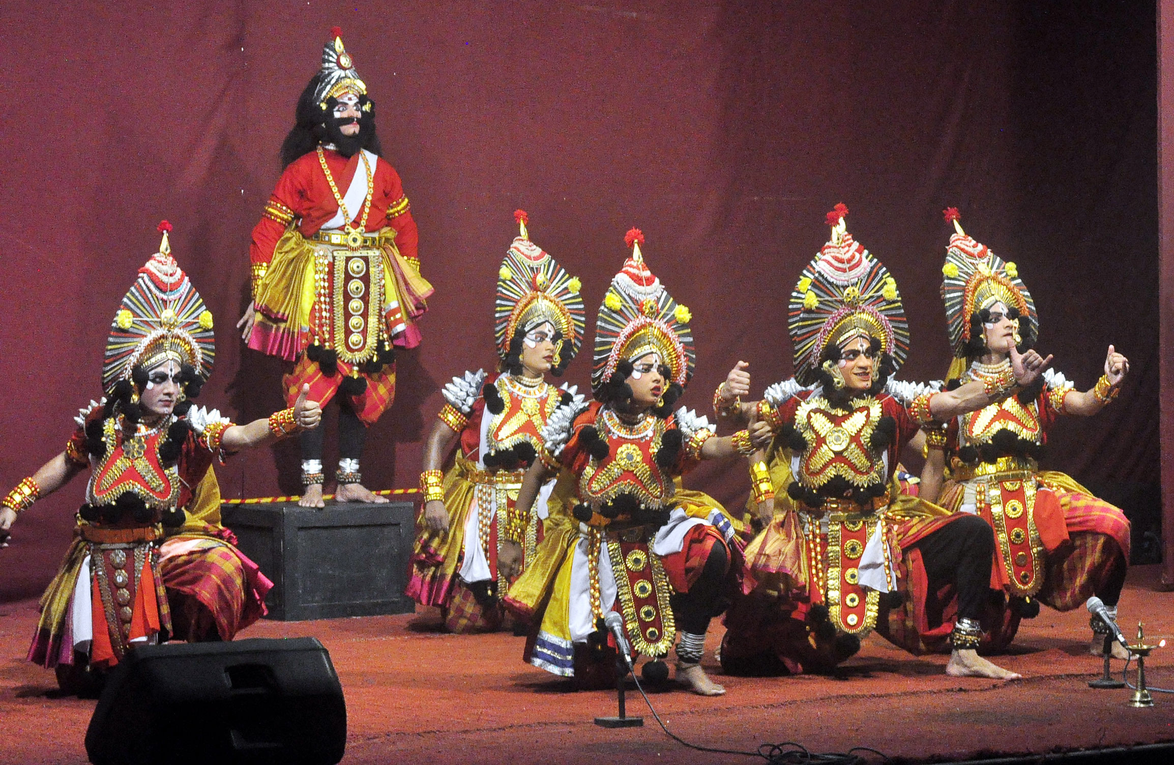 ವಾರಾಣಸಿ ಎನ್‌ಎಸ್‌ಡಿಯ ವಿದ್ಯಾರ್ಥಿಗಳು ನಗರದ ಪೂರ್ಣಪ್ರಜ್ಞಾ ಕಾಲೇಜಿನ ಸಭಾಂಗಣದಲ್ಲಿ ಮಂಗಳವಾರ ಹಿಂದಿಯಲ್ಲಿ ‌‘ಏಕಲವ್ಯ’ ಯಕ್ಷಗಾನ ಪ್ರದರ್ಶನ ನೀಡಿದರು