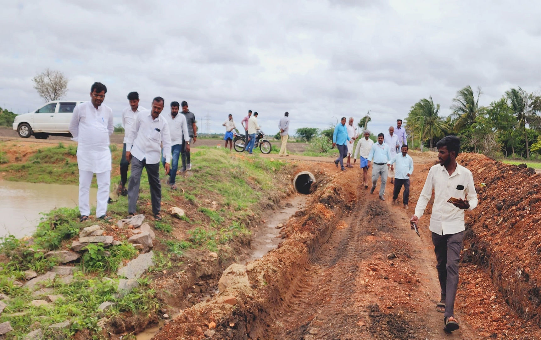 ಲಕ್ಷ್ಮೇಶ್ವರ ತಾಲ್ಲೂಕಿನ ಗೊಜನೂರು–ಯಳವತ್ತಿ ರಸ್ತೆಯ ನೀರು ರೈತರ ಹೊಲಗಳಿಗೆ ನುಗ್ಗಿ ಸಮಸ್ಯೆ ಸೃಷ್ಟಿಯಾಗಿದ್ದರಿಂದ ಶಾಸಕ ಡಾ.ಚಂದ್ರು ಲಮಾಣಿ ಅವರು ಗುರುವಾರ ಸ್ಥಳಕ್ಕೆ ಭೇಟಿ ನೀಡಿ ಪರಿಶೀಲಿಸಿದರು