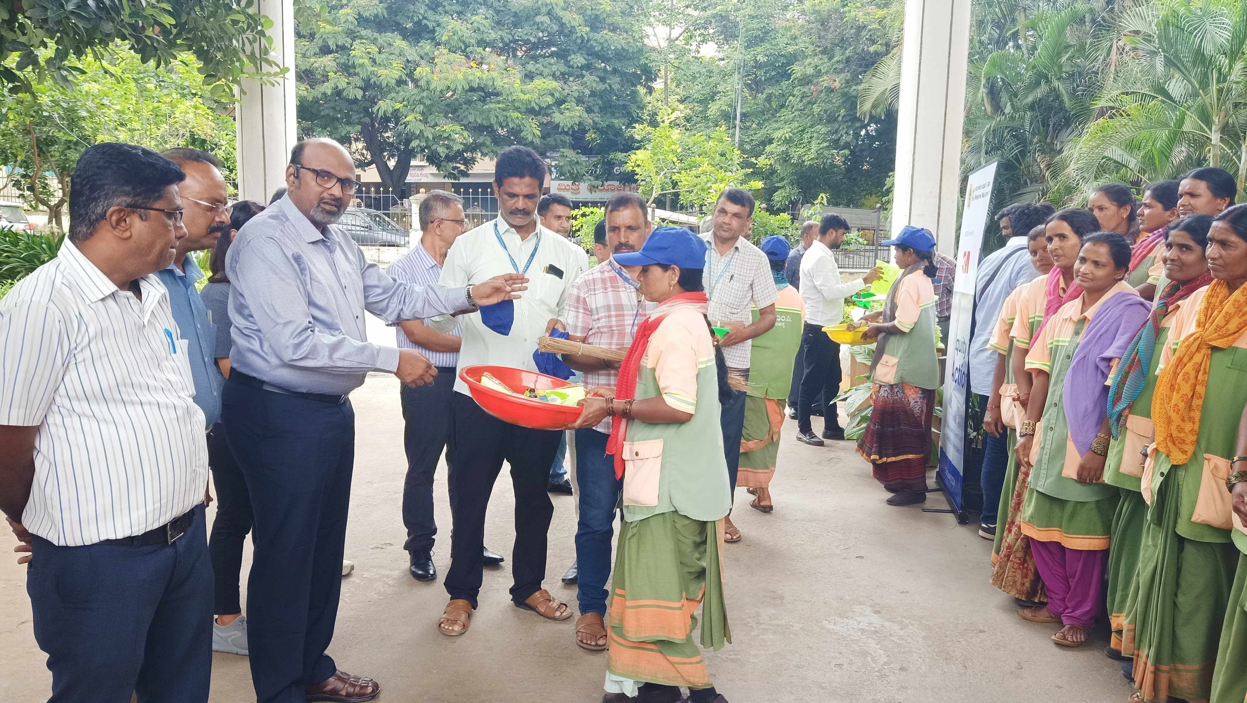 ಯುನೈಟೆಡ್ ವೇ ಬೆಂಗಳೂರು ವತಿಯಿಂದ ಪೌರಕಾರ್ಮಿಕರಿಗೆ ಸಾಮಗ್ರಿ ವಿತರಿಸಲಾಯಿತು