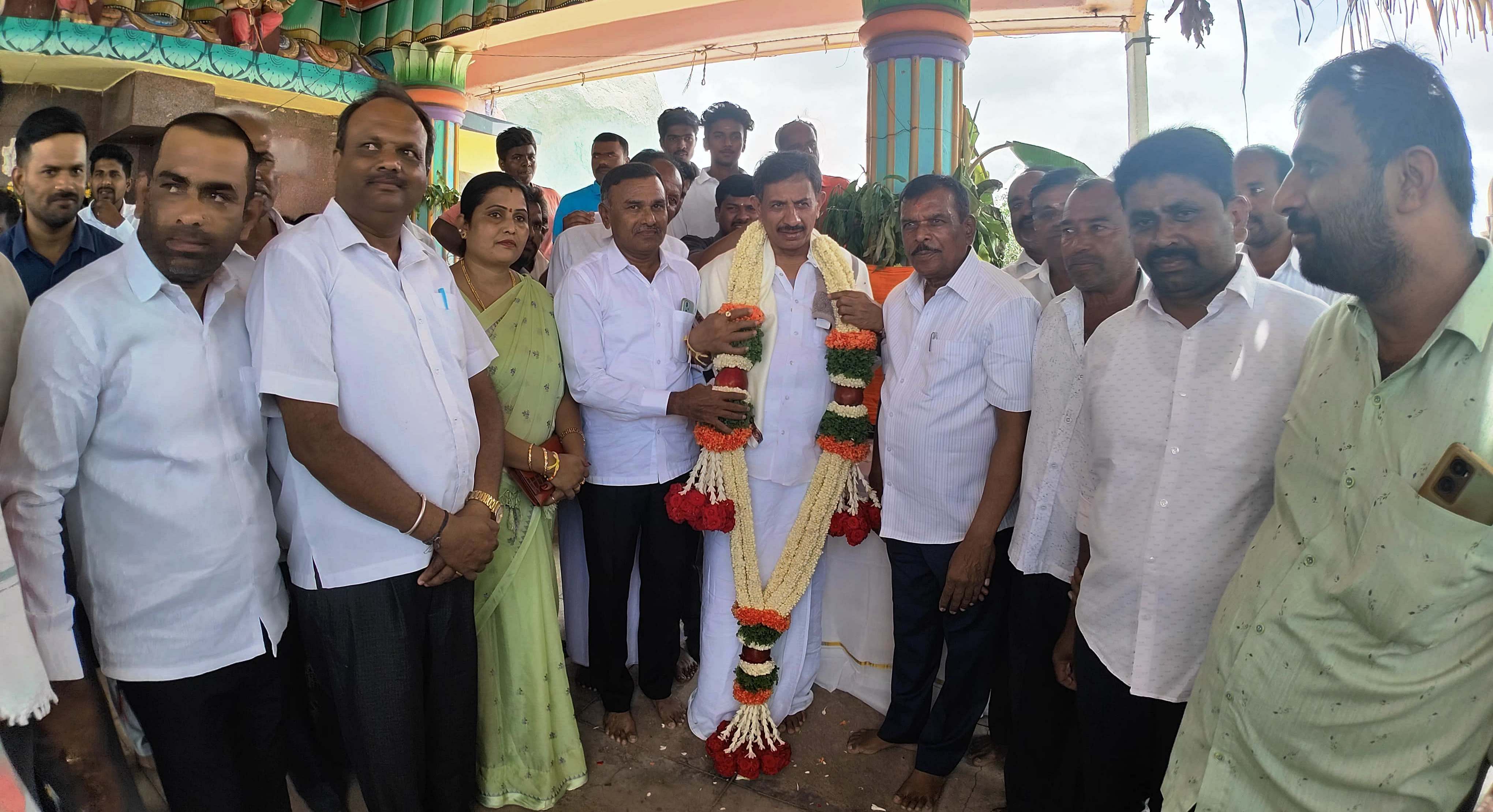 ಮಾಗಡಿ ತಾಲೂಕಿನ ಮೋಟೇಗೌಡನಪಾಳ್ಯ ಗ್ರಾಮದ ಬೆಟ್ಟದ ಮಾದೇಶ್ವರಸ್ವಾಮಿ ದೇವಾಲಯದ ಬಳಿ ಕಾವೇರಿ ನೀರಾವರಿ ನಿಗಮದ ವತಿಯಿಂದ ಸುಮಾರು ಒಂದು ಕೋಟಿ ರೂ. ವೆಚ್ಚದಲ್ಲಿ ನಿಮರ್ಿಸಿರುವ ರಕ್ಷಣಾಗೋಡೆ ಕಾಮಗಾರಿಗಳಿಗೆ ಲೋಕಾರ್ಪಣೆ ವೇಳೆ ಆಗಮಿಸಿದ ಶಾಸಕ ಬಾಲಕೃಷ್ಣ ರವರನ್ನು ಗ್ರಾವಸ್ಥರು ಸನ್ಮಾನಿಸಿದರು.