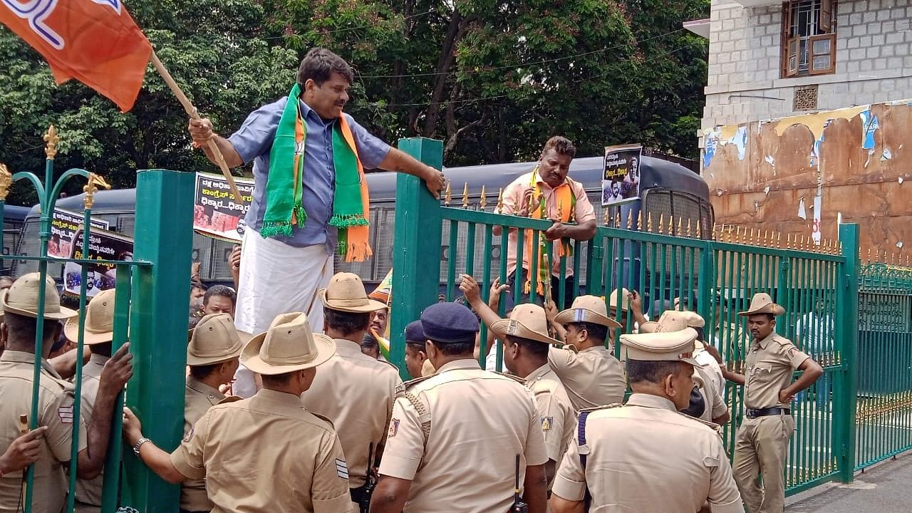 ವಾಲ್ಮೀಕಿ ಅಭಿವೃದ್ಧಿ ನಿಗಮದಲ್ಲಿ ಬಹುಕೋಟಿ ಹಗರಣವು ನಡೆದಿದ್ದು, ಪ್ರಕರಣವನ್ನು ಸಿಬಿಐಗೆ ವಹಿಸಬೇಕು ಎಂದು ಆಗ್ರಹಿಸಿ ಸೋಮವಾರ ಮಂಡ್ಯ ಜಿಲ್ಲಾಧಿಕಾರಿ ಕಚೇರಿಗೆ ಮುತ್ತಿಗೆ ಹಾಕಲು ಯತ್ನಿಸಿದ ಬಿಜೆಪಿ ಕಾರ್ಯಕರ್ತರನ್ನು ಪ್ರವೇಶ ಗೇಟ್‌ನಲ್ಲಿಯೇ ಪೊಲೀಸರು ತಡೆದರು