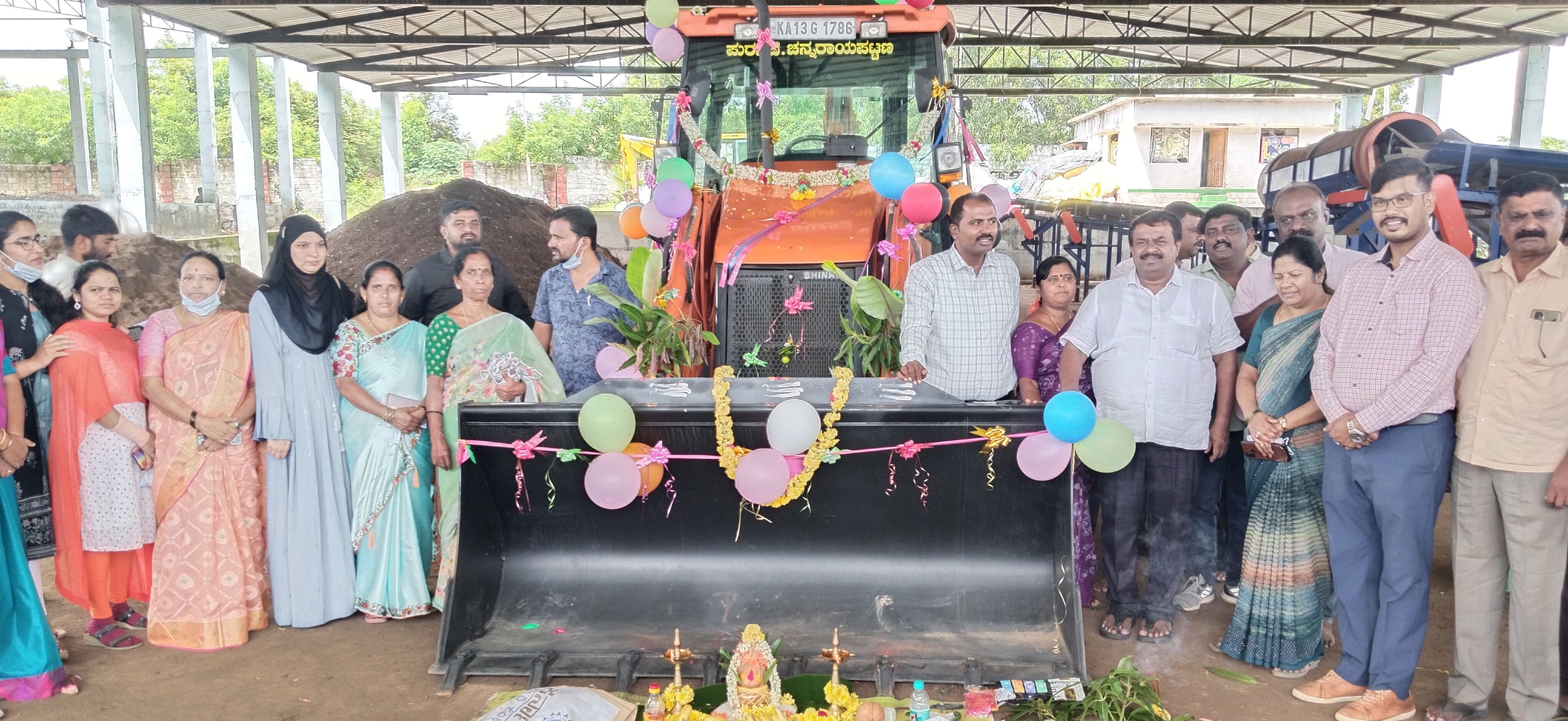 ಘನತ್ಯಾಜ್ಯ ವಸ್ತು ನಿರ್ವಹಣೆಗಾಗಿ ಖರೀದಿಸಿರುವ ಜೆಸಿಬಿ ಸೇವೆಯನ್ನು ಚನ್ನರಾಯಪಟ್ಟಣದಲ್ಲಿ ಶಾಸಕ ಸಿ.ಎನ್. ಬಾಲಕೃಷ್ಣ ಗುರುವಾರ ಉದ್ಘಾಟಿಸಿದರು. ಸಿ.ಎನ್. ಅಶೋಕ್, ಕೆ.ಎನ್. ಹೇಮಂತ್, ಎಚ್. ಎನ್. ನವೀನ್ ಪಾಲ್ಗೊಂಡಿದ್ದರು