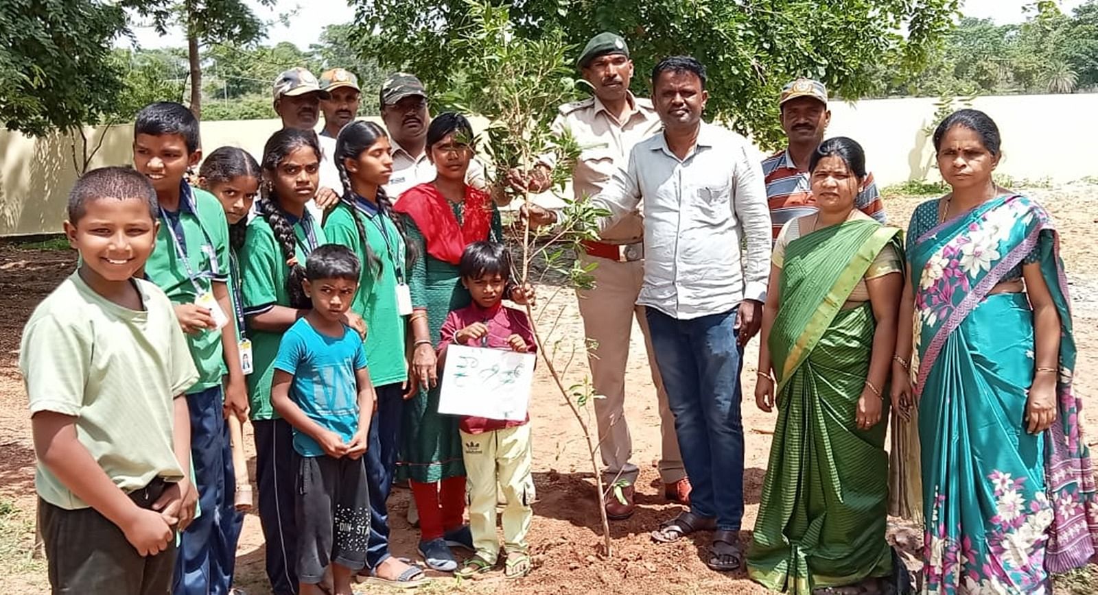 ಬನ್ನಿಕುಪ್ಪೆ ಬಿ ಕ್ಲಸ್ಟರ್ ಕೇಂದ್ರದಲ್ಲಿ ಪ್ರಸ್ತುತ ಶೈಕ್ಷಣಿಕ ವರ್ಷಕ್ಕೆ ದಾಖಲಾದ ವಿದ್ಯಾರ್ಥಿಗಳ ಹೆಸರಿನಲ್ಲಿ ಗಿಡ ನೆಡುವ ಮೂಲಕ ವಿಶ್ವ ಪರಿಸರ ದಿನವನ್ನು ಆಚರಿಸಲಾಯಿತು