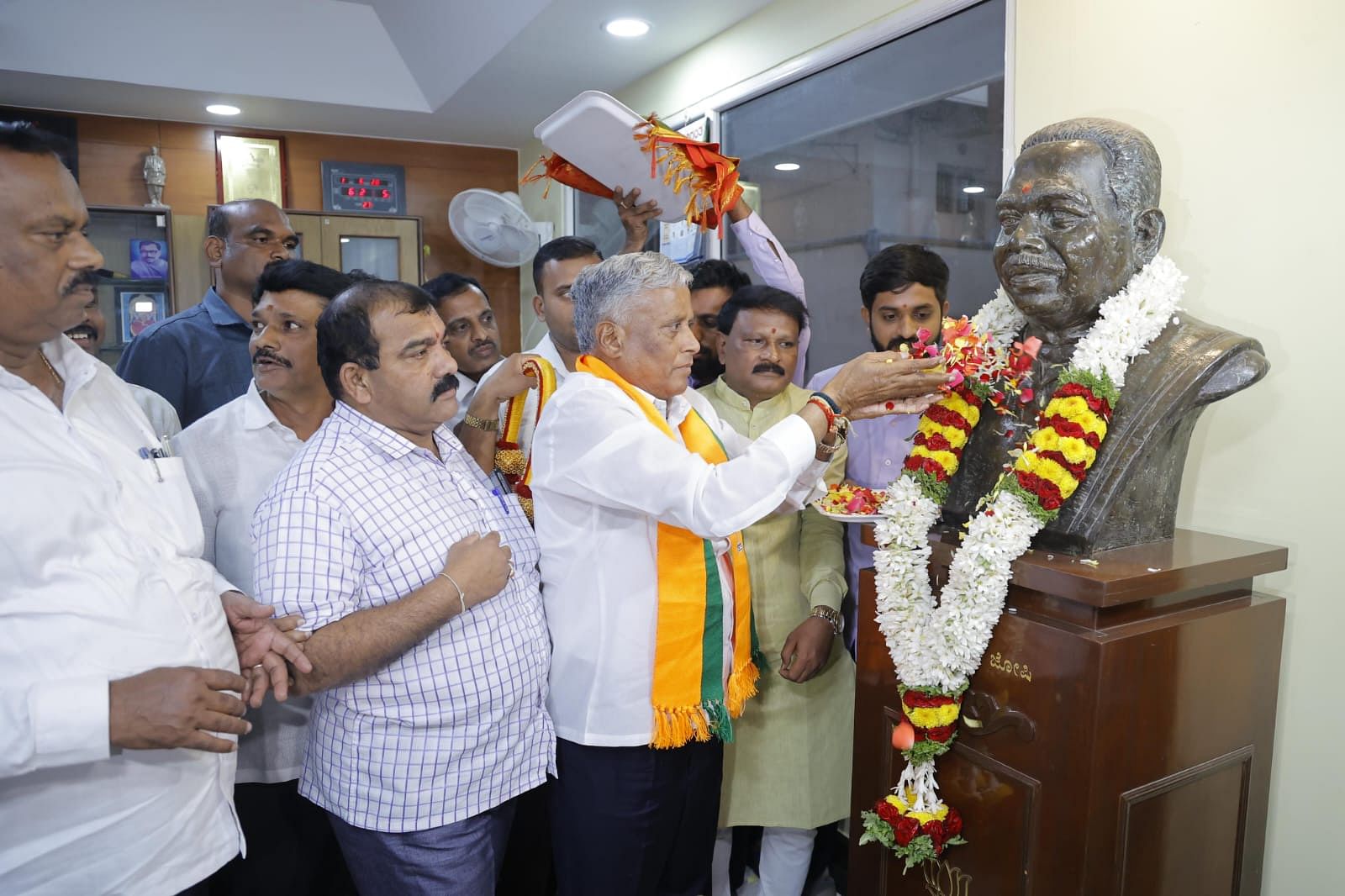 ಕೇಂದ್ರ ಸಚಿವ ವಿ.ಸೋಮಣ್ಣ ಅವರು ಪಕ್ಷದ ಕಚೇರಿಯಲ್ಲಿ ಜಗನ್ನಾಥ ಜೋಶಿ ಅವರ ಪ್ರತಿಮೆಗೆ ಪುಷ್ಪ ನಮನ ಸಲ್ಲಿಸಿದರು.