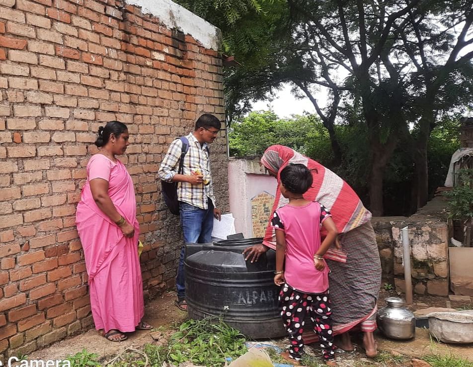 ನರಗುಂದ ತಾಲ್ಲೂಕಿನಲ್ಲಿ ಲಾರ್ವಾ ಸಮೀಕ್ಷೆ ನಡೆಸುತ್ತಿರುವ ಆರೋಗ್ಯ ಇಲಾಖೆ ಸಿಬ್ಬಂದಿ