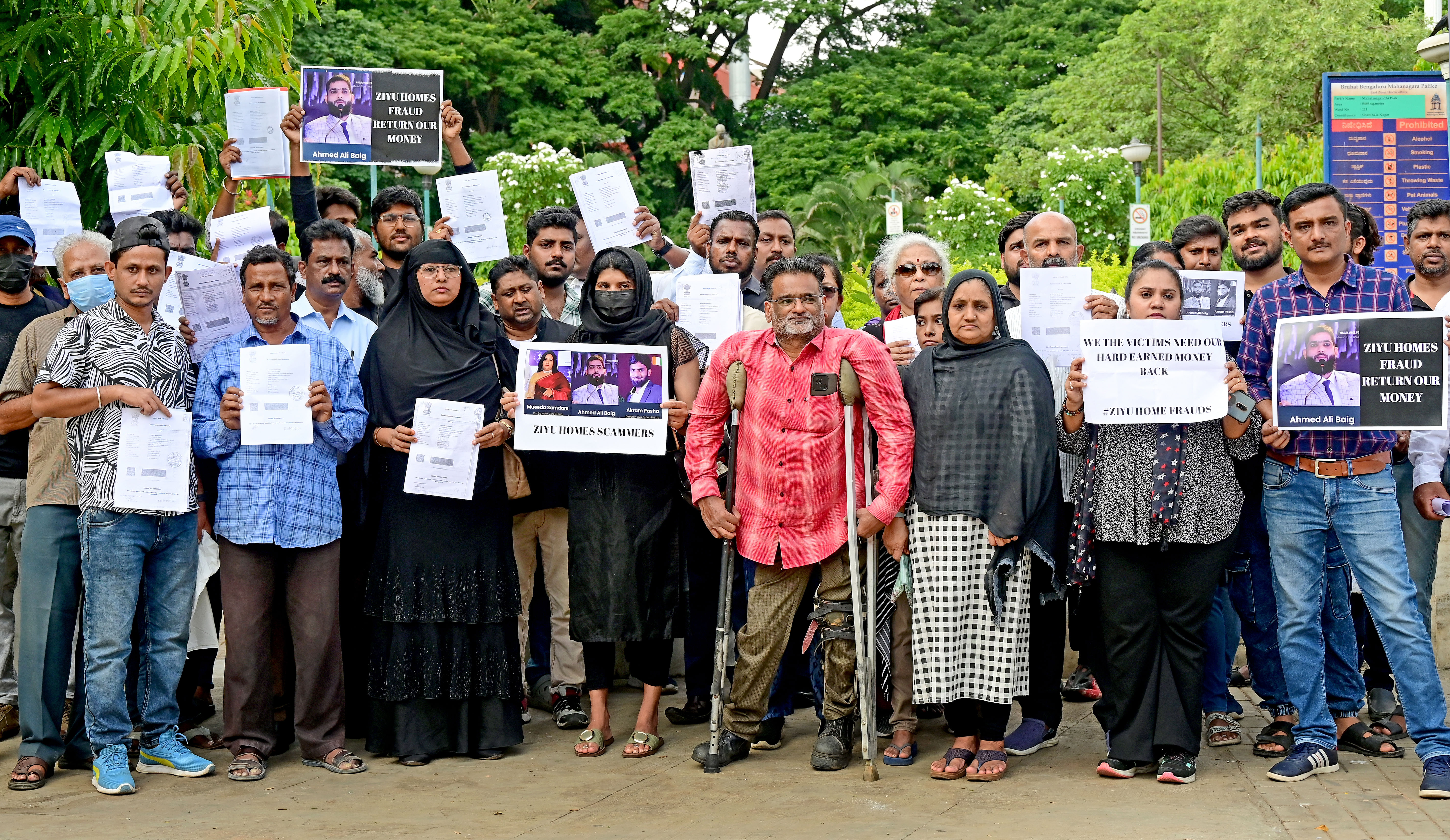 ‘ಝಿಯು ಹೋಮ್ಸ್‌’ ಕಂಪನಿ ಹೆಸರಲ್ಲಿ ಬಾಡಿಗೆಗೆ ಪಡೆದ ಮನೆಗಳನ್ನು ನಕಲಿ ದಾಖಲೆ ಸೃಷ್ಟಿಸಿ ಬೇರೆಯವರಿಗೆ ಭೋಗ್ಯಕ್ಕೆ ನೀಡಿ ಮನೆ ಮಾಲೀಕರಿಗೂ, ಭೋಗ್ಯಕ್ಕೆ ಪಡೆದವರಿಗೂ ವಂಚನೆ ಮಾಡಲಾಗಿದೆ ಎಂದು ಆರೋಪಿಸಿ ಸಂತ್ರಸ್ತರು ಸೋಮವಾರ ಎಂ.ಜಿ. ರಸ್ತೆಯಲ್ಲಿರುವ ಮಹಾತ್ಮಗಾಂಧಿ ಪ್ರತಿಮೆ ಮುಂದೆ ಮೌನ ಪ್ರತಿಭಟನೆ ನಡೆಸಿದರು - ಪ್ರಜಾವಾಣಿ ಚಿತ್ರ