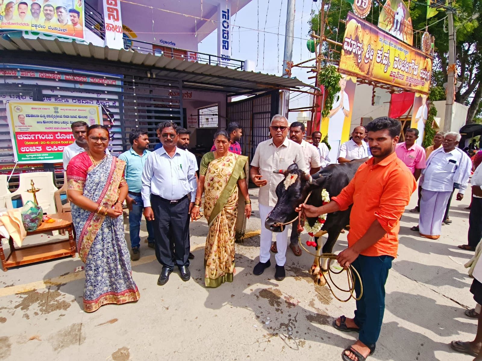 ಟೇಕಲ್‌ನ ಕೊಮ್ಮನಹಳ್ಳಿಯಲ್ಲಿ ಚರ್ಮಗಂಟು ರೋಗದ ವಿರುದ್ಧ ನಡೆದ ಉಚಿತ ಲಸಿಕಾ ಅಭಿಯಾನಕ್ಕೆ ಶಾಸಕ ಕೆ.ವೈ.ನಂಜೇಗೌಡ ಚಾಲನೆ ನೀಡಿದರು