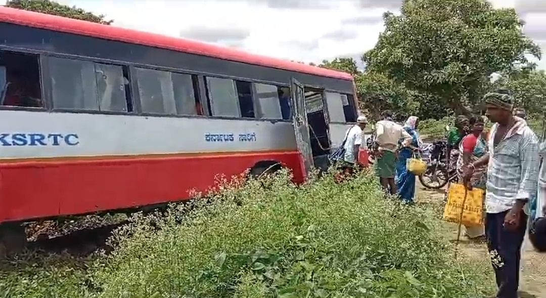 ನಂಜನಗೂಡು ತಾಲ್ಲೂಕಿನ ದೇವರಾಯಶೆಟ್ಟಿ ಗ್ರಾಮದ ಬಳಿ ಮಂಗಳವಾರ ಚಾಲಕನ ನಿಯಂತ್ರಣ ತಪ್ಪಿ ಜಮೀನಿಗೆ ನುಗ್ಗಿರುವ ಬಸ್‌