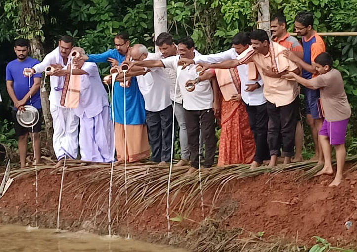 ಕೆಸರುಗದ್ದೆ ಕ್ರೀಡೋತ್ಸವಕ್ಕೆ ಗದ್ದೆಗೆ ಹಾಲೆರೆದದು ಚಾಲನೆ ನೀಡಲಾಯಿತು