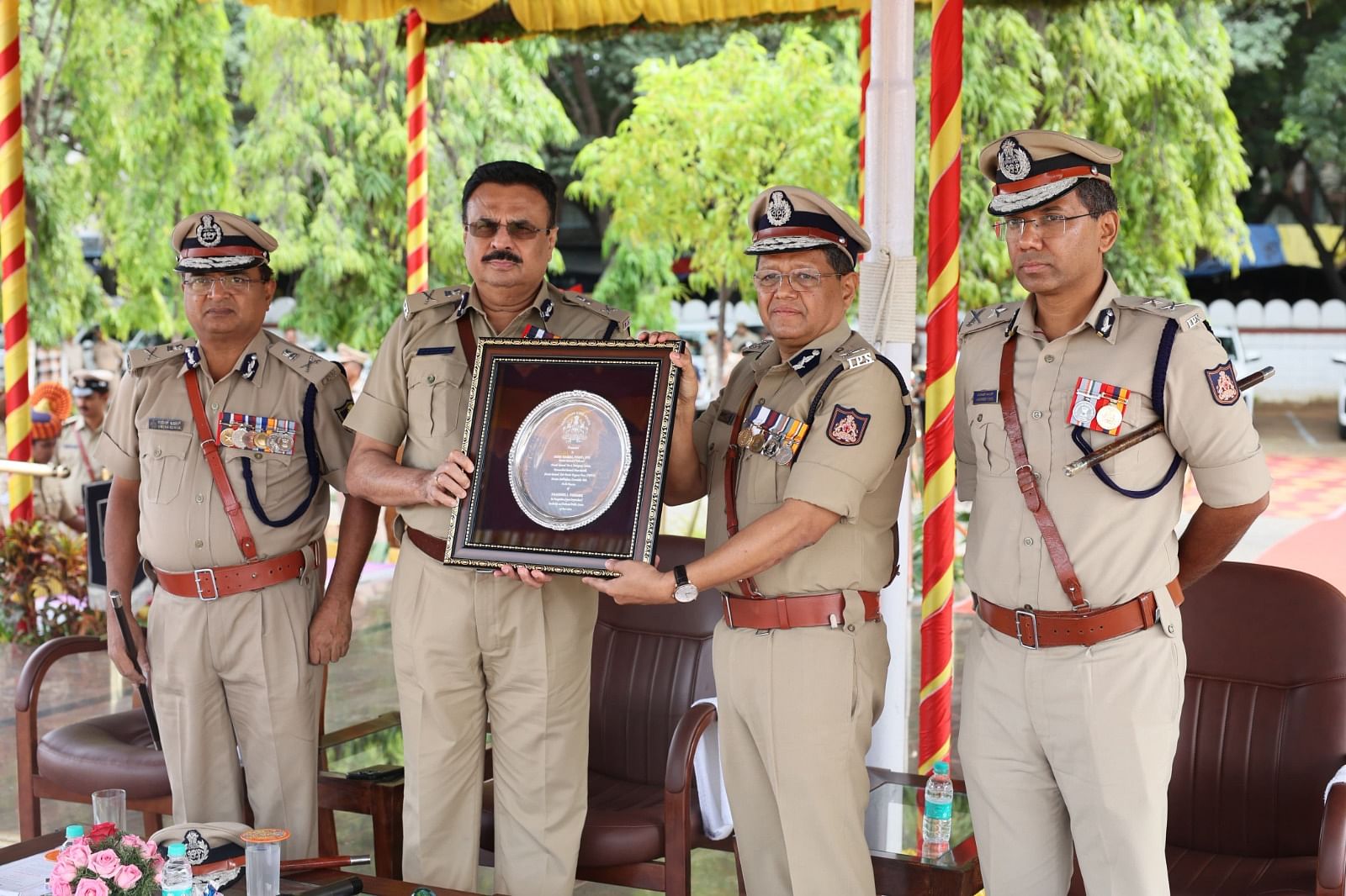 ಸೇವೆಯಿಂದ ನಿವೃತ್ತರಾದ ಕಮಲ್‌ ಪಂತ್‌ (ಎಡದಿಂದ ಮೂರನೆಯವರು) ಅವರಿಗೆ ರಾಜ್ಯ ಪೊಲೀಸ್ ಮಹಾನಿರ್ದೇಶಕ ಅಲೋಕ್‌ ಮೋಹನ್ (ಎಡದಿಂದ ಎರಡನೆಯರು) ಅವರು ಸ್ಮರಣಿಕೆ ನೀಡಿ ಗೌರವಿಸಿದರು.     