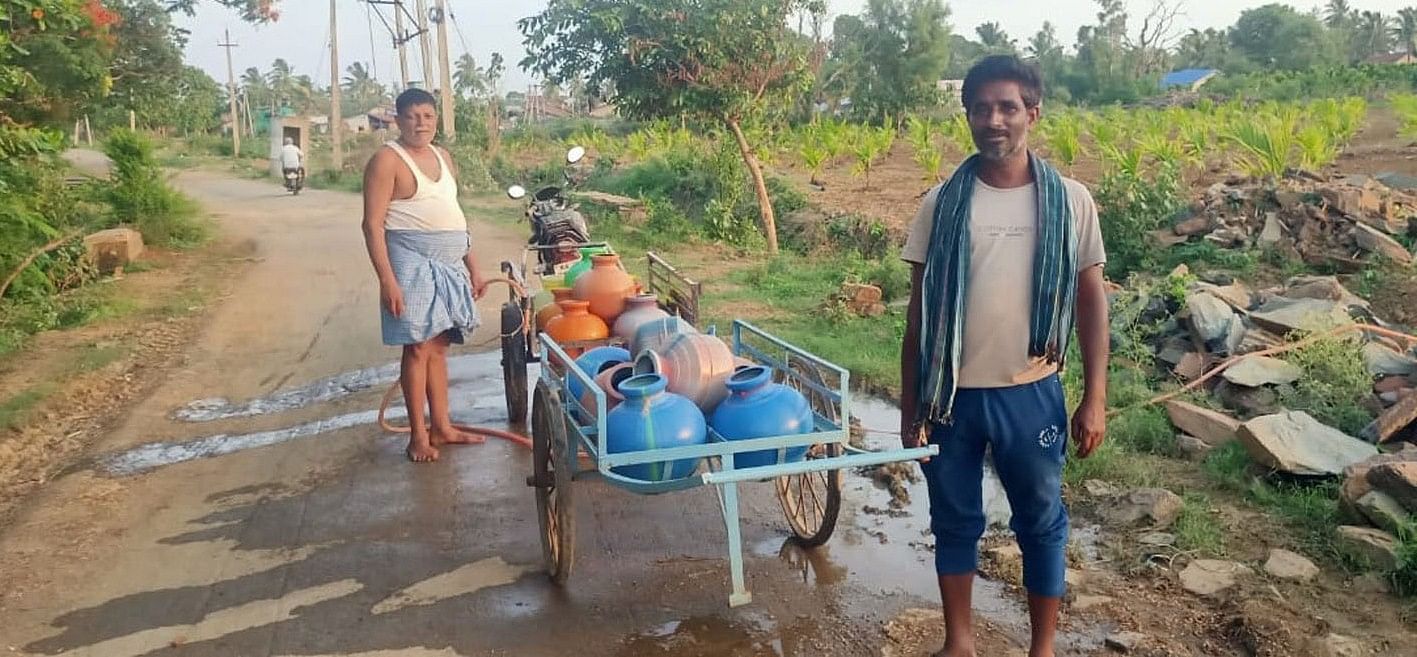 ಹಾನಗಲ್‌ ತಾಲ್ಲೂಕಿನ ಬಾಳಂಬೀಡ ಗ್ರಾಮದ 2ನೇ ವಾರ್ಡ್‌ ನಿವಾಸಿಗಳು ಗ್ರಾಮ ಹೊರಭಾಗದ ಕೊಳವೆಬಾವಿಯಿಂದ ನಿತ್ಯವೂ ನೀರು ತರಬೇಕಾದ ಸ್ಥಿತಿ ಇದೆ 