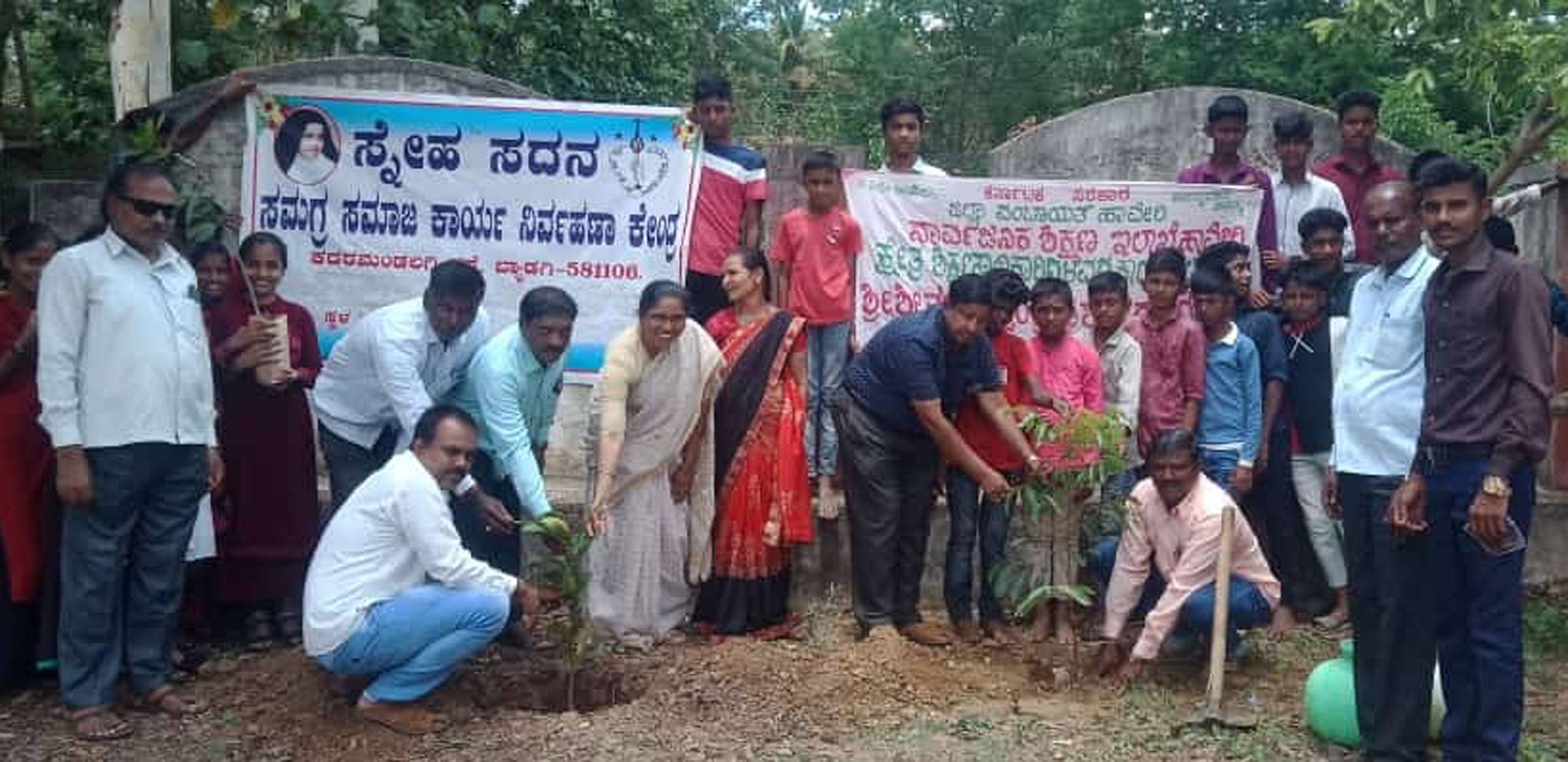 ಬ್ಯಾಡಗಿ ತಾಲ್ಲೂಕಿನ ಗುಡ್ಡದಮಲ್ಲಾಪುರ ಪ್ರೌಢ ಶಾಲೆಯಲ್ಲಿ ವಿಶ್ವ ಪರಿಸರ ದಿನಾಚರಣೆ ಪ್ರಯುಕ್ತ ಸಸಿ ನೆಡುವ ಕಾರ್ಯಕ್ರಮಕ್ಕೆ ಸ್ನೇಹ ಸದನ ಸಮಗ್ರ ನಿರ್ವಹನಾ ಸಂಸ್ಥೆಯ ನಿರ್ದೇಶಕಿ ರೂಪಾ ಚಾಲನೆ ನೀಡಿದರು