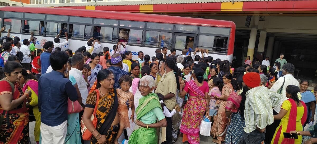 ಚಾಮರಾಜನಗರದಲ್ಲಿ ಕೆಎಸ್‌ಆರ್‌ಟಿಸಿ ಬಸ್‌ ಏರಲು ಮುಗಿಬಿದ್ದಿರುವ ಪ್ರಯಾಣಿಕರು (ಸಂಗ್ರಹ ಚಿತ್ರ)