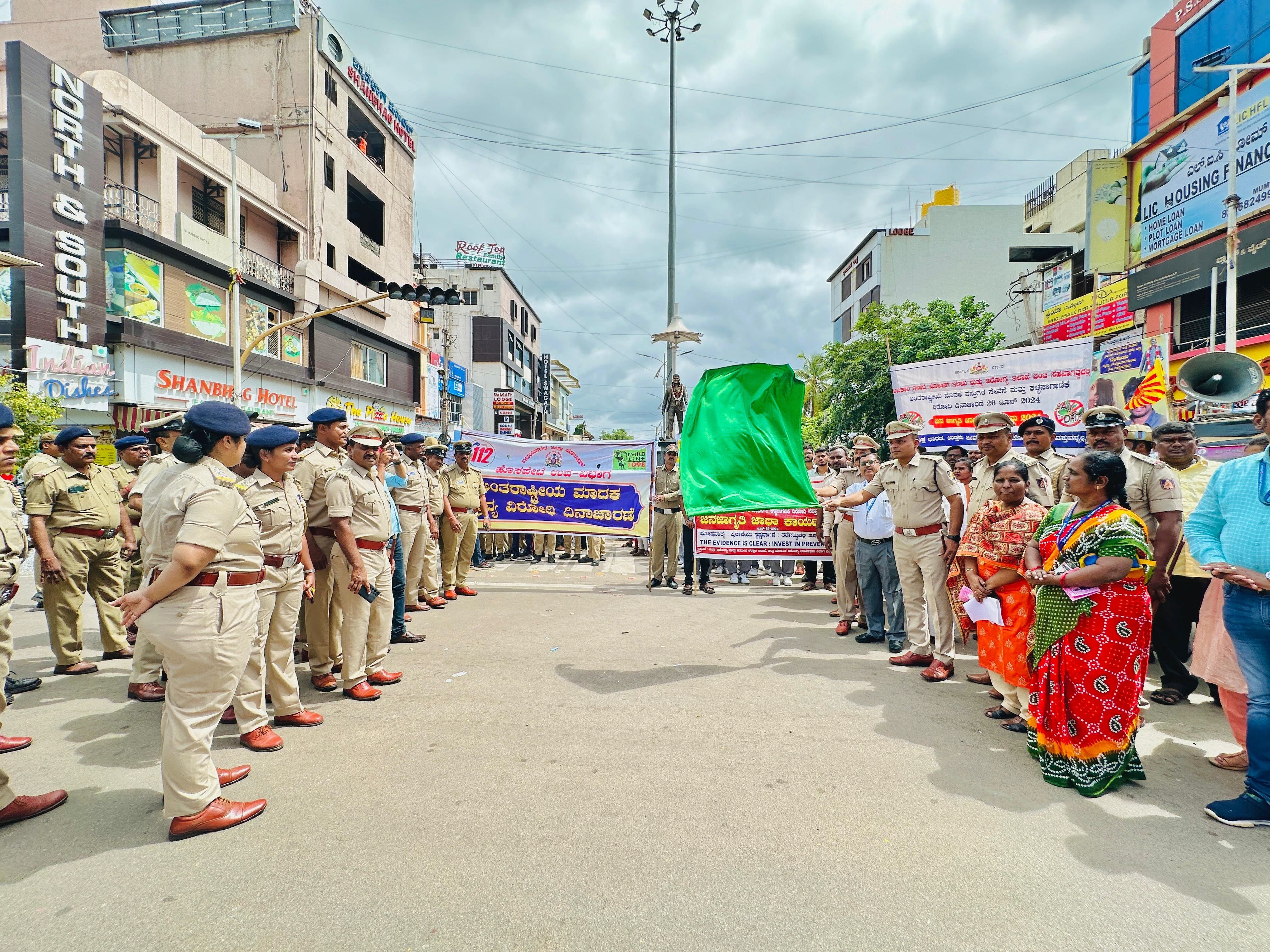 ಹೊಸಪೇಟೆಯಲ್ಲಿ ಬುಧವಾರ ನಡೆದ ಮಾದಕ ವಸ್ತು ಸೇವನೆ ಮತ್ತು ಕಳ್ಳಸಾಗಣೆ ವಿರೋಧಿ ಜಾಗೃತಿ ಜಾಥಾಕ್ಕೆ ಎಸ್‌ಪಿ ಶ್ರೀಹರಿಬಾಬು ಬಿ.ಎಲ್‌. ಹಸಿರು ನಿಶಾನೆ ತೋರಿಸಿದರು