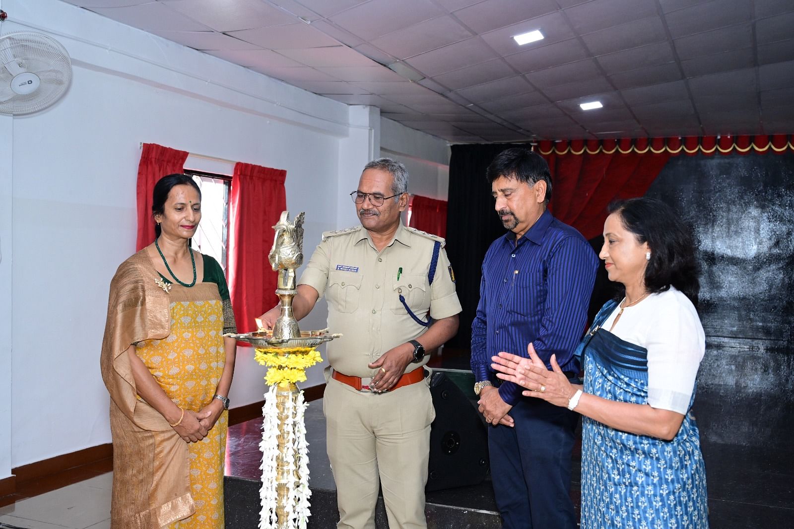 ಗೋಣಿಕೊಪ್ಪಲಿನ ಕೈಕೇರಿಯಲ್ಲಿರುವ ಕಾಲ್ಸ್ (ಕೆಎಎಲ್‌ಎಸ್‌) ಶಾಲೆಯ ವಿದ್ಯಾರ್ಥಿ ಪರಿಷತ್ತಿನ ಪದಗ್ರಹಣ ಸಮಾರಂಭ ಶನಿವಾರ ಡಿವೈಎಸ್‌ಪಿ ಆರ್.ಮೋಹನ್‌ಕುಮಾರ್ ಅವರು ಉದ್ಘಾಟಿಸಿದರು. ಶಾಲೆಯ ಪ್ರಾಂಶುಪಾಲರಾದ ಗೌರಮ್ಮ ನಂಜಪ್ಪ, ಆಡಳಿತ ಮಂಡಳಿಯ ಮುಖ್ಯಸ್ಥ ದತ್ತ ಕರುಂಬಯ್ಯ ಹಾಗೂ ಟ್ರಸ್ಟಿ ಅಶ್ವಿನಿ ನಾಚಪ್ಪ ಭಾಗವಹಿಸಿದ್ದರು