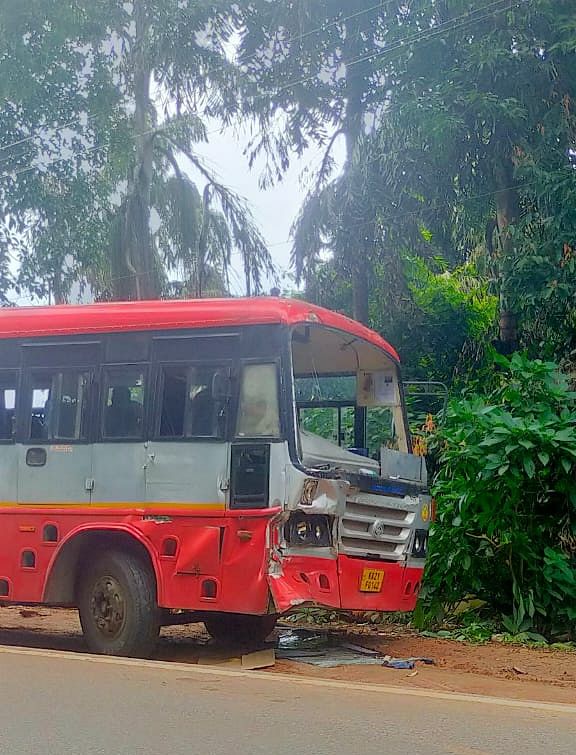 ಸುಂಟಿಕೊಪ್ಪ ‌ಸಮೀಪದ ಕೆದಕಲ್‌ ಗ್ರಾಮದ ಭದ್ರಕಾಳಿ ದೇವಾಲಯದ ಬಳಿ ಕೆಎಸ್‌ಆರ್‌ಟಿಸಿ ಬಸ್‌ಗೆ ಮತ್ತೊಂದು ಬಸ್ ಡಿಕ್ಕಿ ಹೊಡೆದು ಮತ್ತೊಂದು ಬಸ್ ಜಖಂಗೊಂಡಿರುವುದು