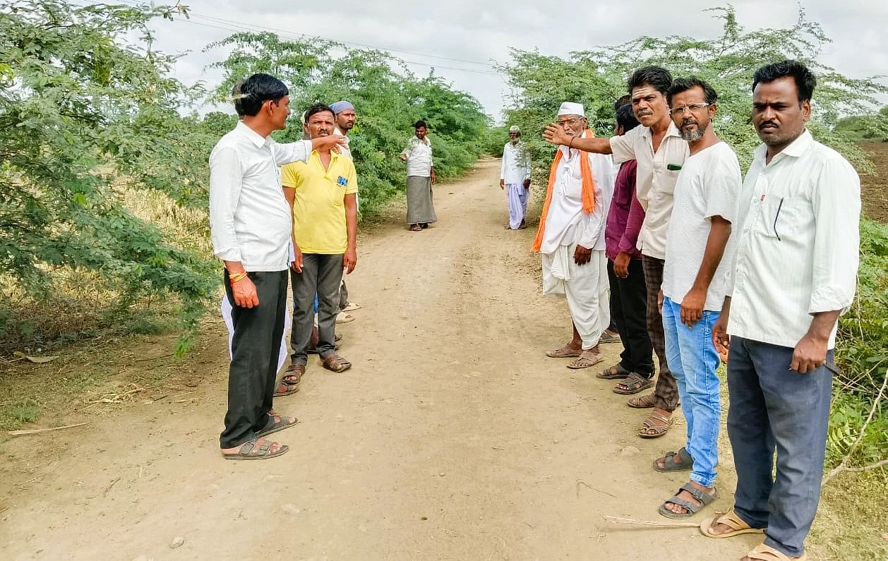 ಅಫಜಲಪುರ ತಾಲ್ಲೂಕಿನ ಸಿದ್ಧನೂರು ಗ್ರಾಮದಿಂದ ಅತನೂರು ಗ್ರಾಮದ ರಸ್ತೆಯ ಎರಡೂ ಬದಿ ಬೆಳದಿರುವ ಮುಳ್ಳುಕಂಟಿಗಳನ್ನು ತೋರಿಸುತ್ತಿರುವ ಮುಖಂಡರು 