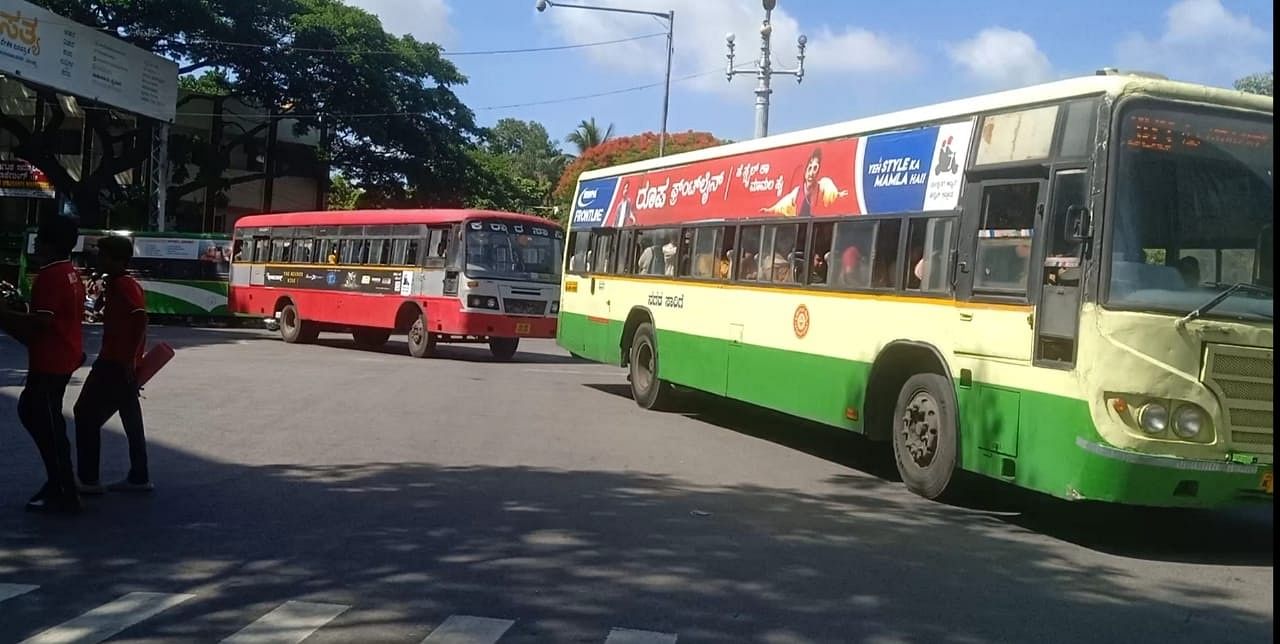 ಮೈಸೂರಿನ ರಾಮಸ್ವಾಮಿ ವೃತ್ತದಲ್ಲಿ ಕೆಎಸ್‌ಆರ್‌ಟಿಸಿ ಬಸ್‌ಗಳು ವೃತ್ತವನ್ನು ಬಳಸದೇ, ಅಡ್ಡಾದಿಡ್ಡಿಯಾಗಿ ಸಂಚರಿಸಿದವು