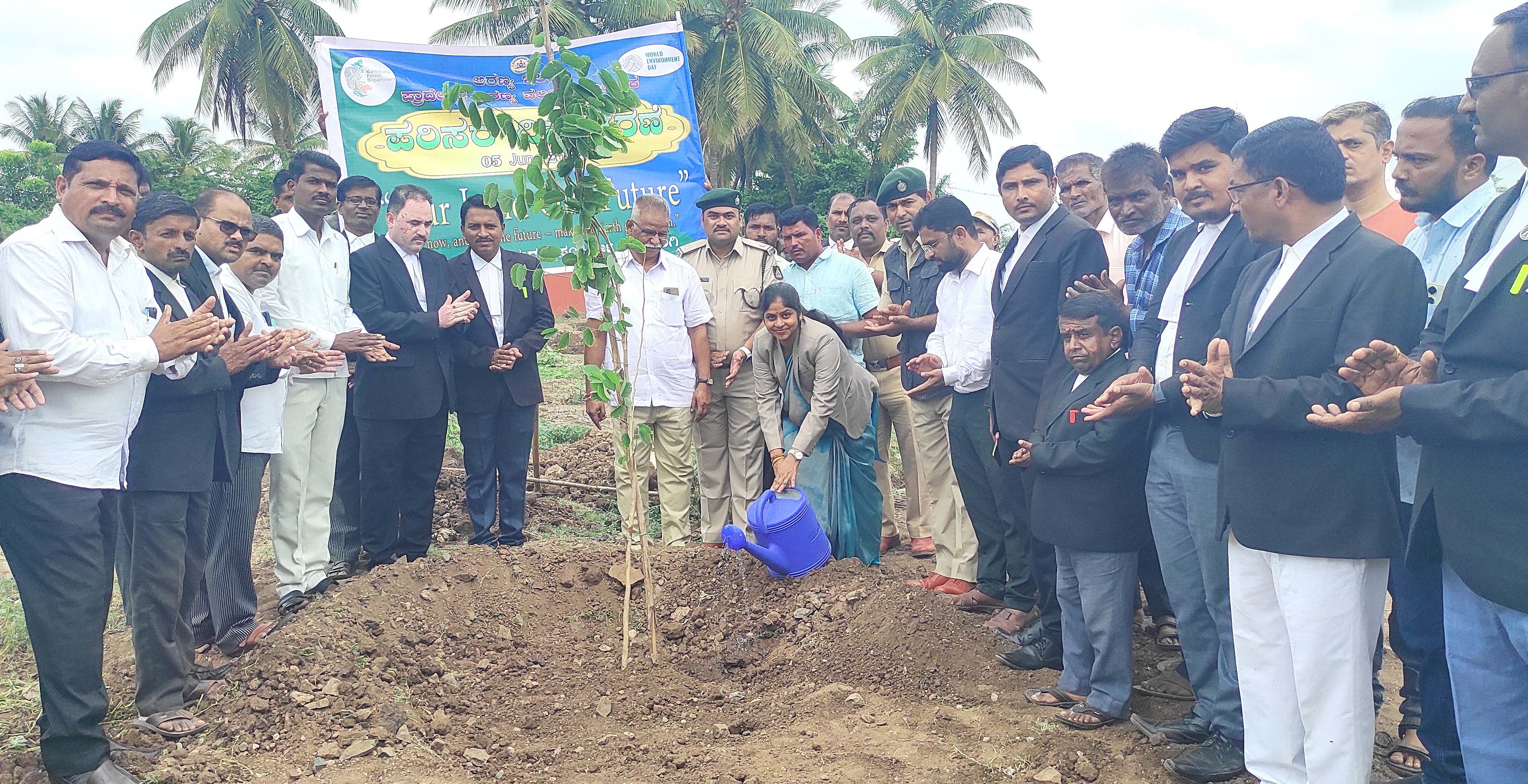 ಮೂಡಲಗಿಯ ಸೆಷನ್ಸ್‌ ಹಾಗೂ ಜೆಎಂಎಫ್‌ ನ್ಯಾಯಾಲಯದ ಆವರಣದಲ್ಲಿ ಪರಿಸರ ದಿನಾಚರಣೆ ಅಂಗವಾಗಿ ನ್ಯಾಯಾಧೀಶೆ ಜ್ಯೋತಿ ಪಾಟೀಲ ಸಸಿಗೆ ನೀರುಣಿಸಿದರು