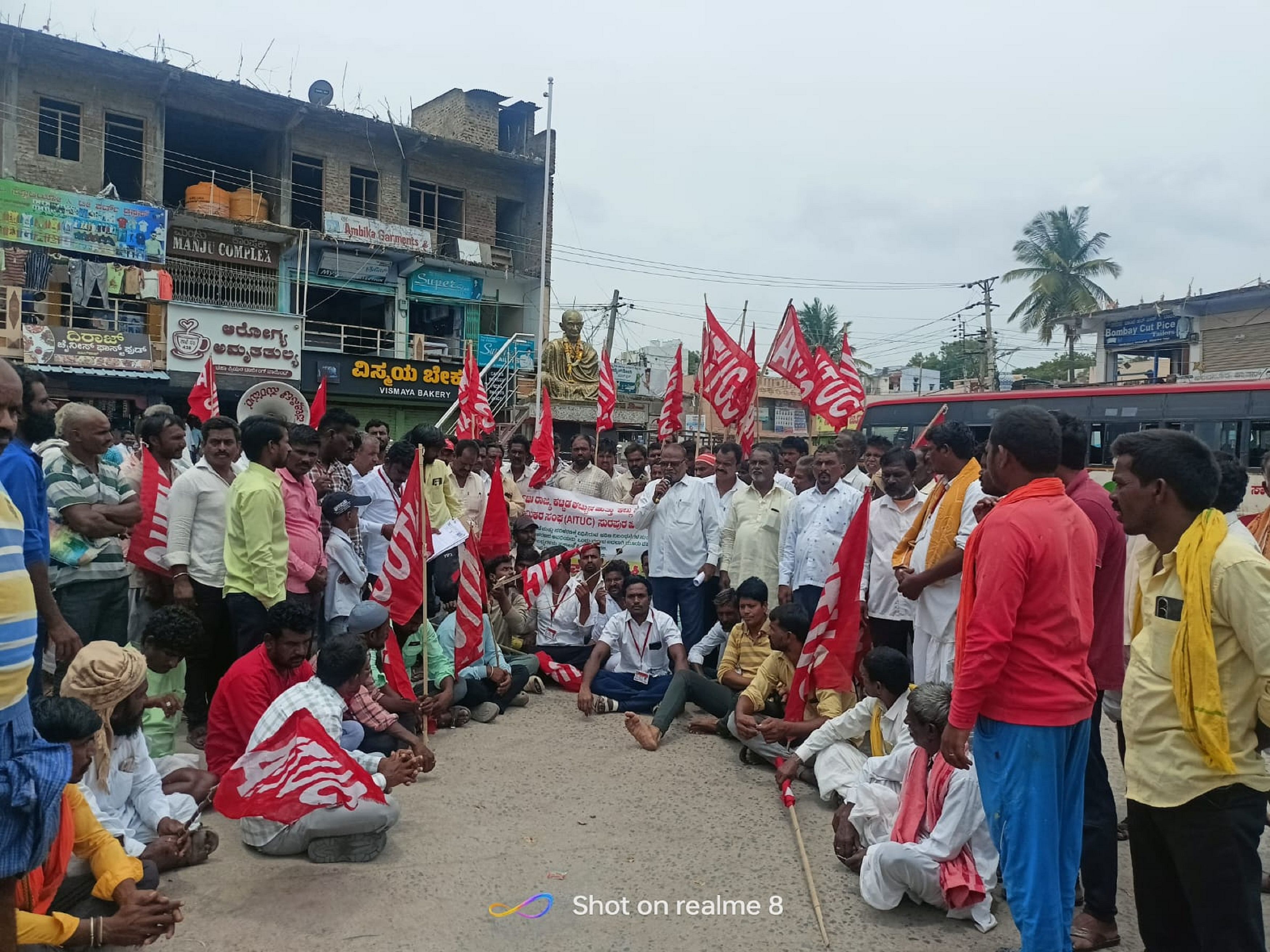 ಸುರಪುರದಲ್ಲಿ ಕಟ್ಟಡ ಕಾರ್ಮಿಕರು ಬುಧವಾರ ಏರ್ಪಡಿಸಿದ್ದ ಪ್ರತಿಭಟನೆಯಲ್ಲಿ ಎಐಟಿಯುಸಿ ಜಿಲ್ಲಾ ಘಟಕದ ಅಧ್ಯಕ್ಷ ದೇವಿಂದ್ರಪ್ಪ ಪತ್ತಾರ ಮಾತನಾಡಿದರು