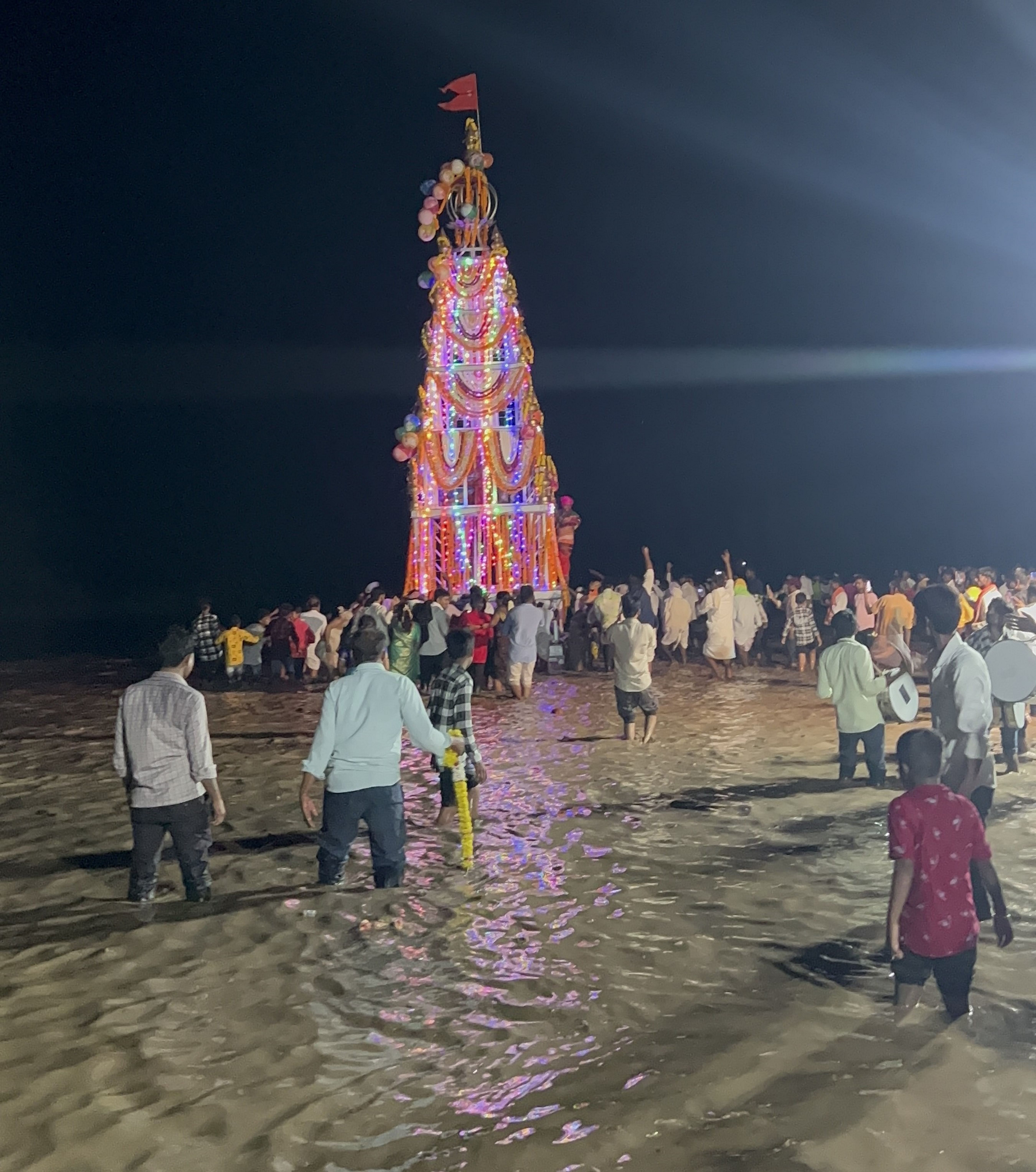 ಯಡ್ರಾಮಿ ತಾಲ್ಲೂಕಿನ ಕಾಖಂಡಕಿ ಗ್ರಾಮದಲ್ಲಿ ಕೆಸರು ಗದ್ದೆಯಂತಾದ ಜಮೀನಿನಲ್ಲಿ ಭಕ್ತರು ಮಲ್ಲಾರಾಧ್ಯ ಕೋರಿಸಿದ್ದೇಶ್ವರ ರಥವನ್ನು ಎಳೆದರು