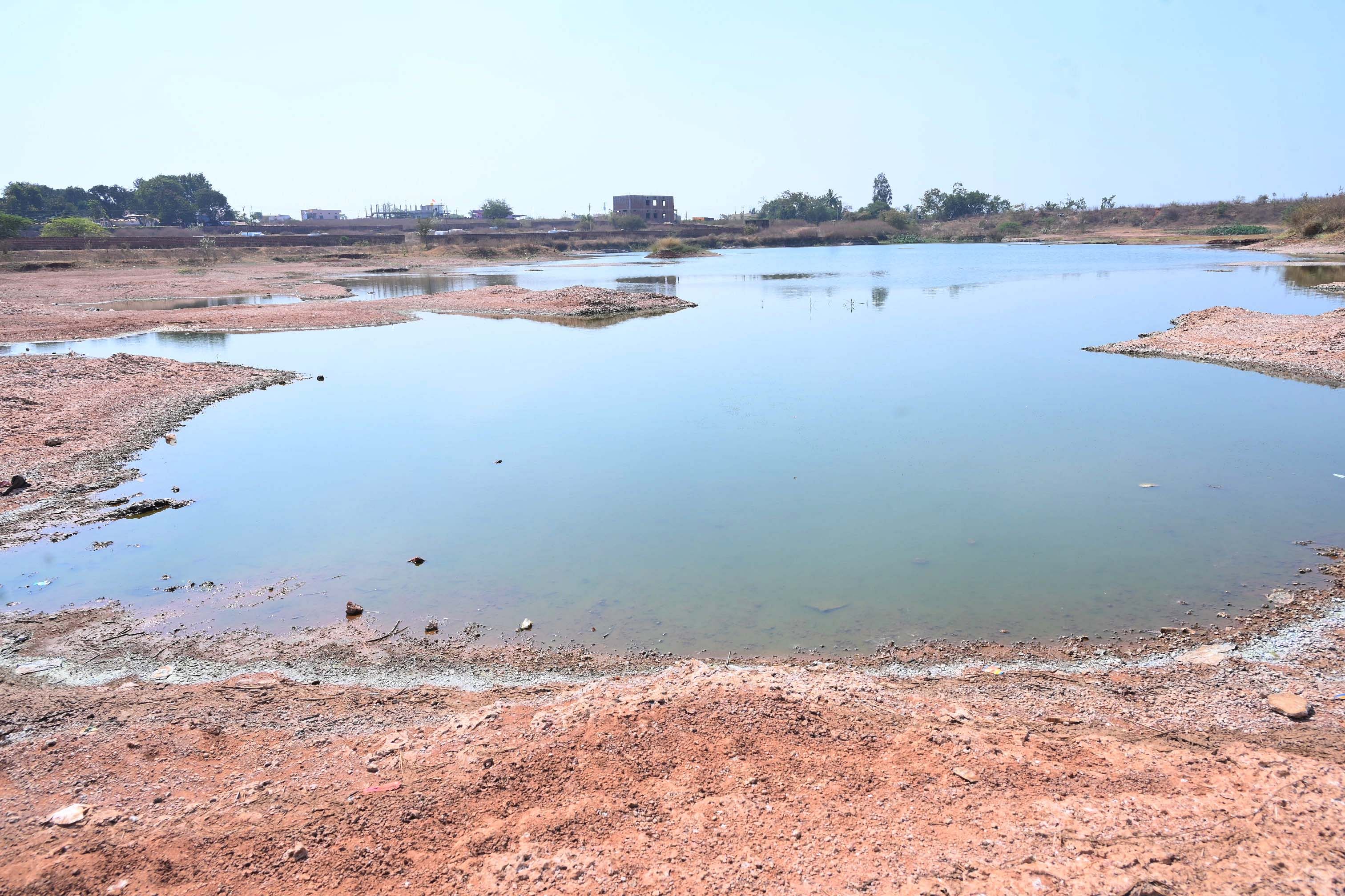 ಹಳದಕೇರಿ ಕೆರೆಯ ಸುತ್ತಮುತ್ತ ನಿರ್ಮಾಣ ಚಟುವಟಿಕೆಗಳು ಎಗ್ಗಿಲ್ಲದೆ ನಡೆಯುತ್ತಿರುವುದರಿಂದ ಕೆರೆಯಲ್ಲಿ ನೀರಿನ ಸಂಗ್ರಹ ಕಡಿಮೆಯಾಗುತ್ತಿದೆ