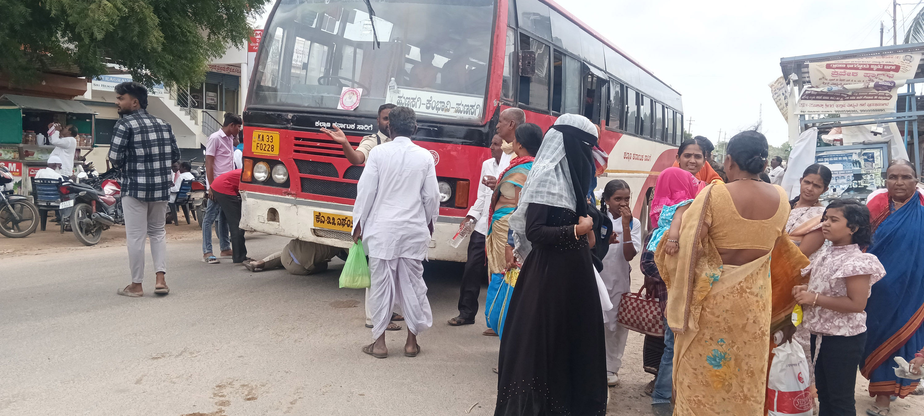 ಕೆಂಭಾವಿ ಪಟ್ಟಣದ ಅಂಬಿಗರ ಚೌಡಯ್ಯ ವೃತ್ತದ ಬಳಿ ಬ್ರೇಕ್ ನಿಷ್ಕ್ರಿಯಗೊಂಡು ಬಸ್ ರಸ್ತೆ ಮಧ್ಯದಲ್ಲಿ ನಿಂತಿರುವುದು