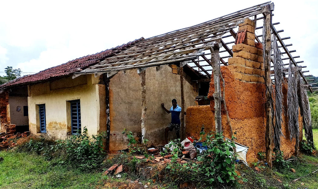 ಕುಸಿದ ಮೇದಿನಿ ಗ್ರಾಮದ ಕಿರಿಯ ಪ್ರಾಥಮಿಕ ಶಾಲೆ ಕಟ್ಟಡ