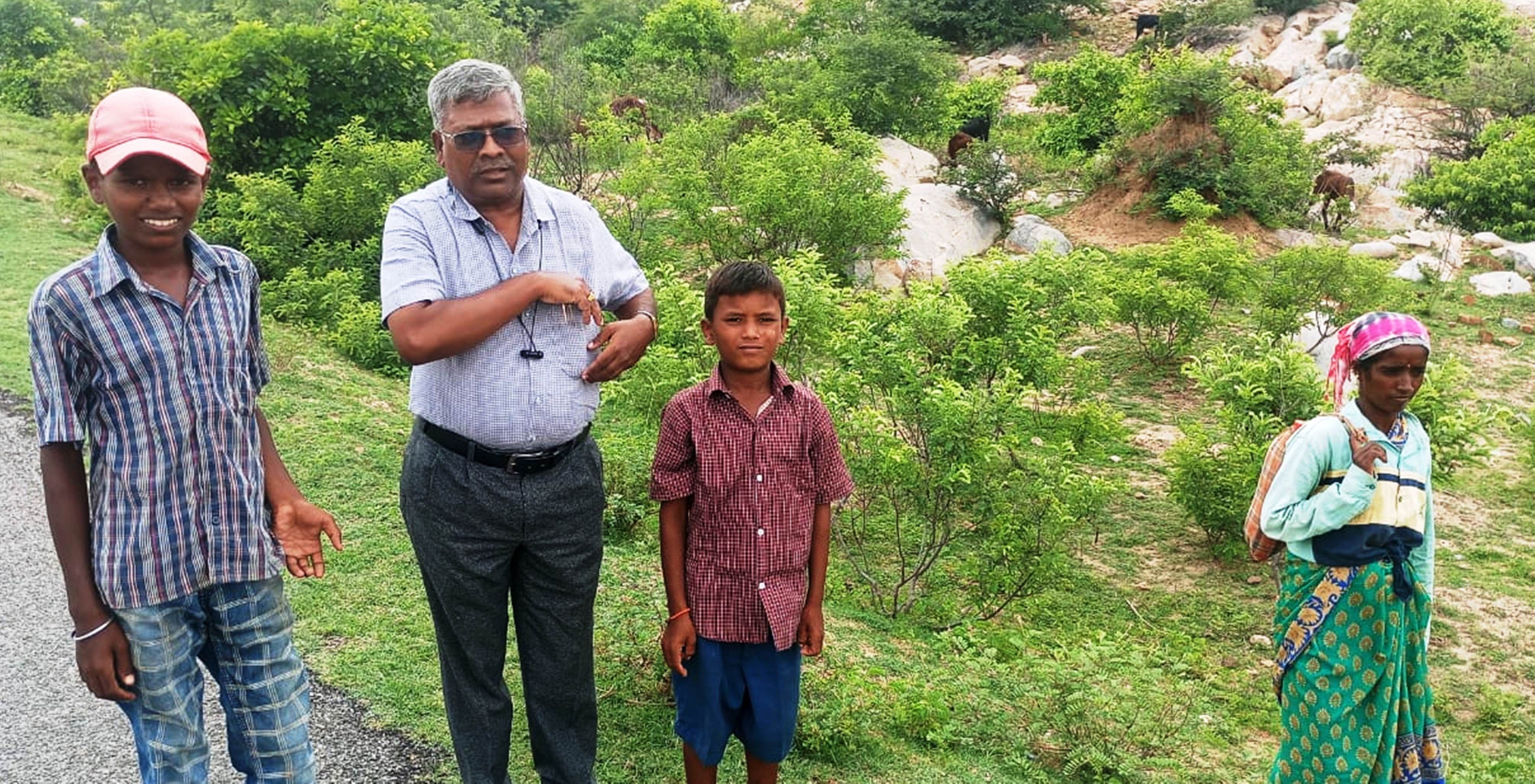 ಕುಷ್ಟಗಿ ತಾಲ್ಲೂಕು ವಿರುಪಾಪುರ ಬಳಿ ಶಾಲೆ ತೊರೆದು ಕುರಿ ಮೇಯಿಸುತ್ತಿದ್ದ ಬಾಲಕನನ್ನು ಬಿಇಒ ಸುರೇಂದ್ರ ಕಾಂಬಳೆ ಮತ್ತೆ ಶಾಲೆಗೆ ಕರೆದೊಯ್ದರು