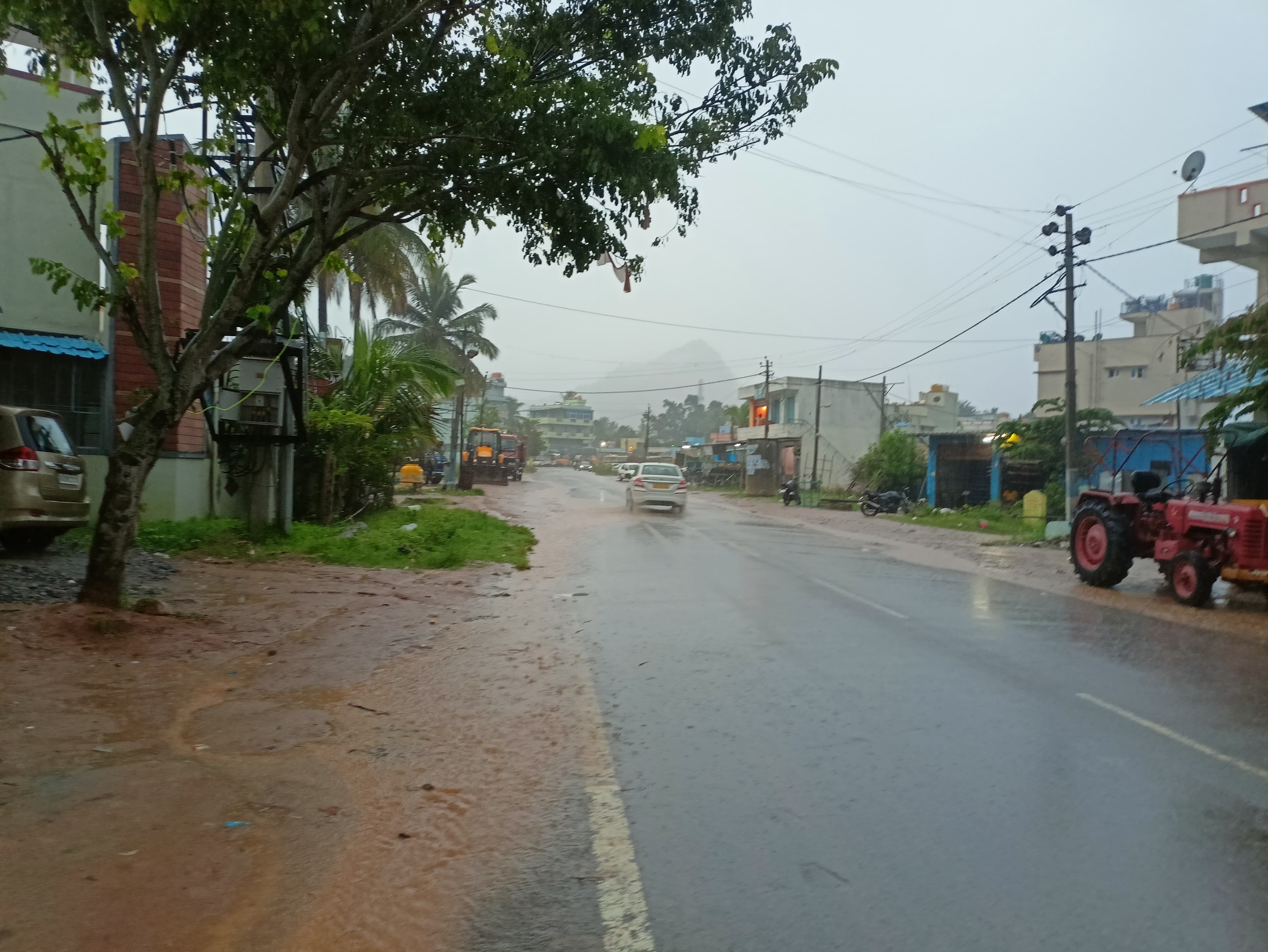 ಕುದೂರು ಸೇರಿದಂತೆ ಹೋಬಳಿಯಾದ್ಯಂತ ಶನಿವಾರ ಸಂಜೆ ಧಾರಾಕಾರವಾಗಿ ಮಳೆ ಸುರಿಯಿತು