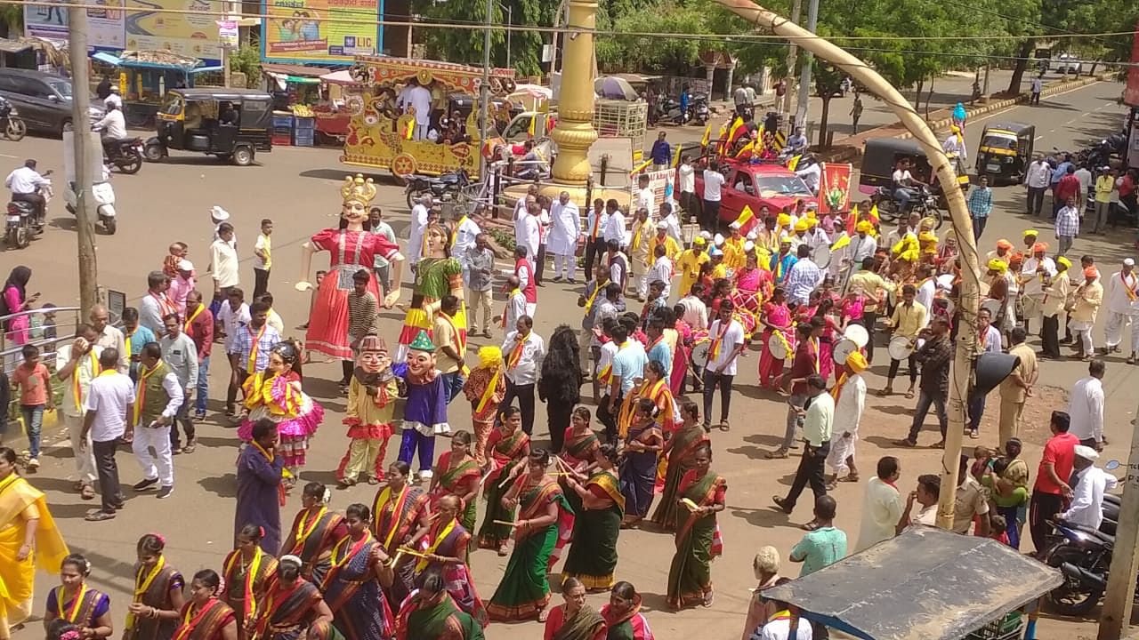 ಬಾಗಲಕೋಟೆಯಲ್ಲಿ ಶನಿವಾರ ನಡೆದ ಸಾಹಿತ್ಯ ಸಮ್ಮೇಳನದ ಅಧ್ಯಕ್ಷರ ಮೆರವಣಿಗೆಯಲ್ಲಿ ಪಾಲ್ಗೊಂಡಿದ್ದ ಕಲಾ ತಂಡಗಳು