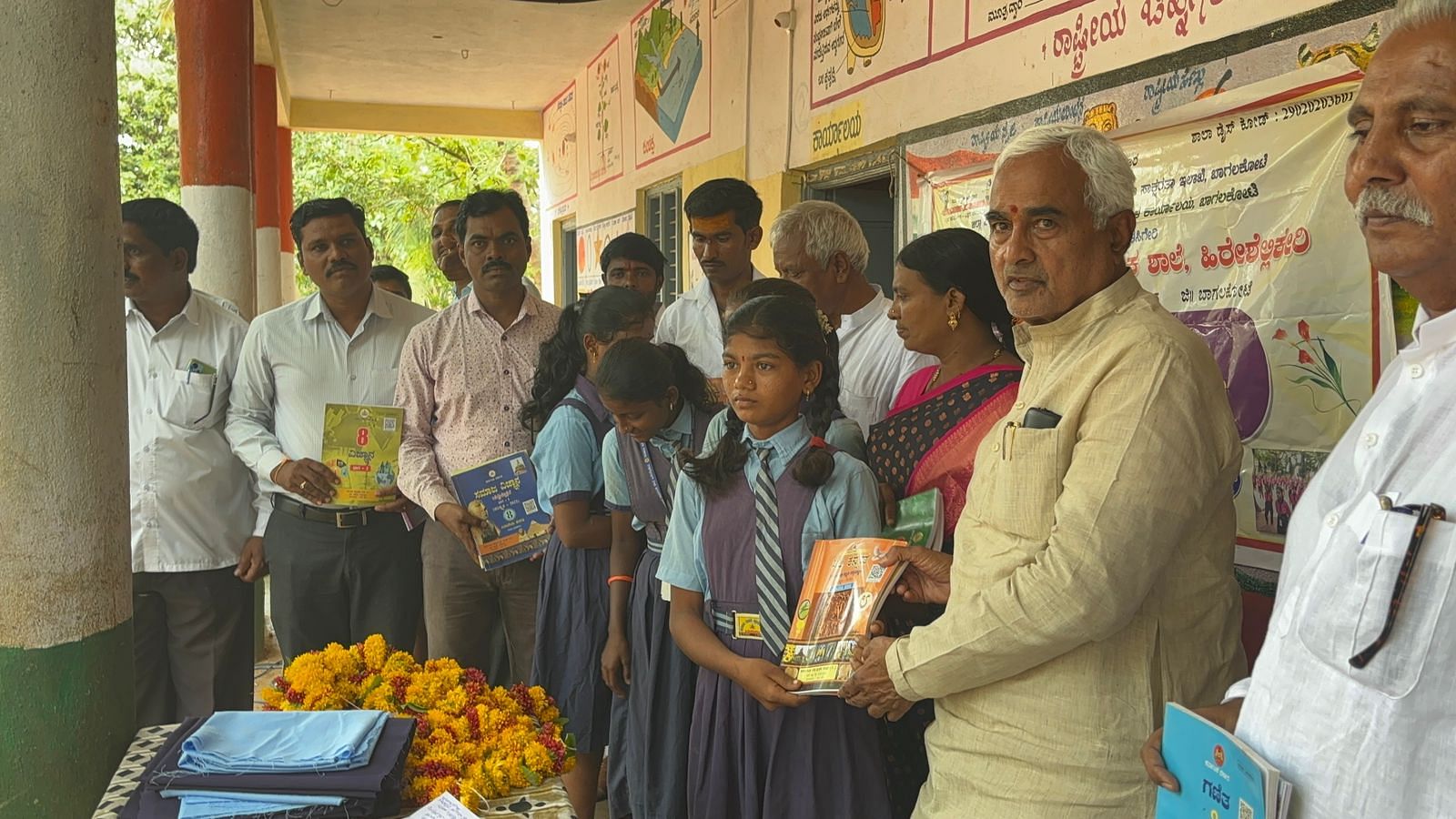 ಕಲಾದಗಿ ಸಮೀಪದ ಹಿರೇಶೆಲ್ಲಿಕೇರಿ ಗ್ರಾಮದ ಸರ್ಕಾರಿ ಹಿರಿಯ ಪ್ರಾಥಮಿಕ ಶಾಲಾ ತರಗತಿ ಉದ್ಘಾಟನಾ ಸಮಾರಂಭದಲ್ಲಿ ವಿದ್ಯಾರ್ಥಿಗಳಿಗೆ ಶಾಸಕ ಜೆ.ಟಿ.ಪಾಟೀಲ ಪಠ್ಯಪುಸ್ತಕ ವಿತರಿಸಿದರು