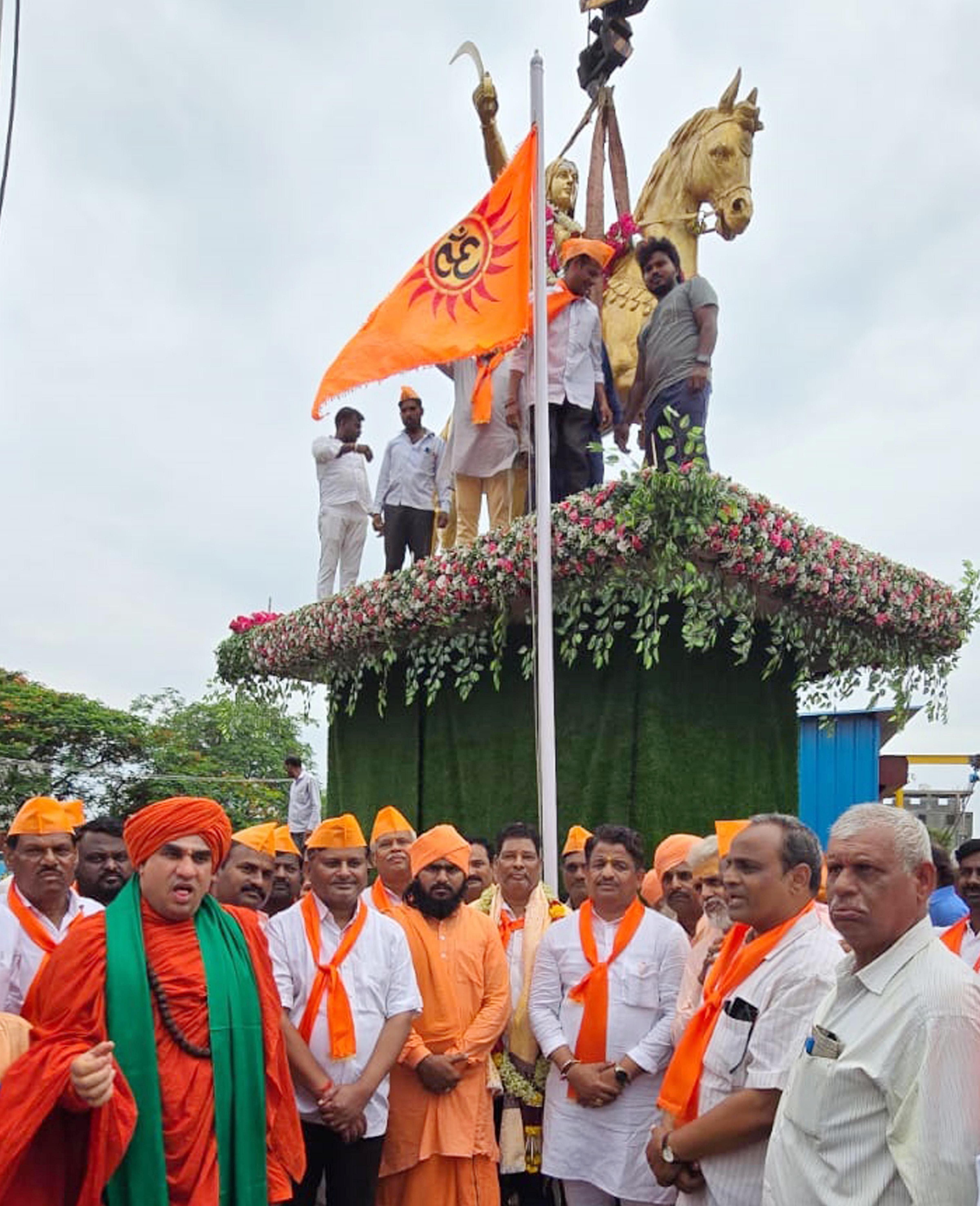 ಸಿಂದಗಿಯ ಕಿತ್ತೂರು ವೀರರಾಣಿ ಚನ್ನಮ್ಮ ವೃತ್ತದಲ್ಲಿ ಕಿತ್ತೂರು ವೀರರಾಣಿ ಚನ್ನಮ್ಮಳ ಪುತ್ಥಳಿ ಅನಾವರಣಗೊಳಿಸಿದರು