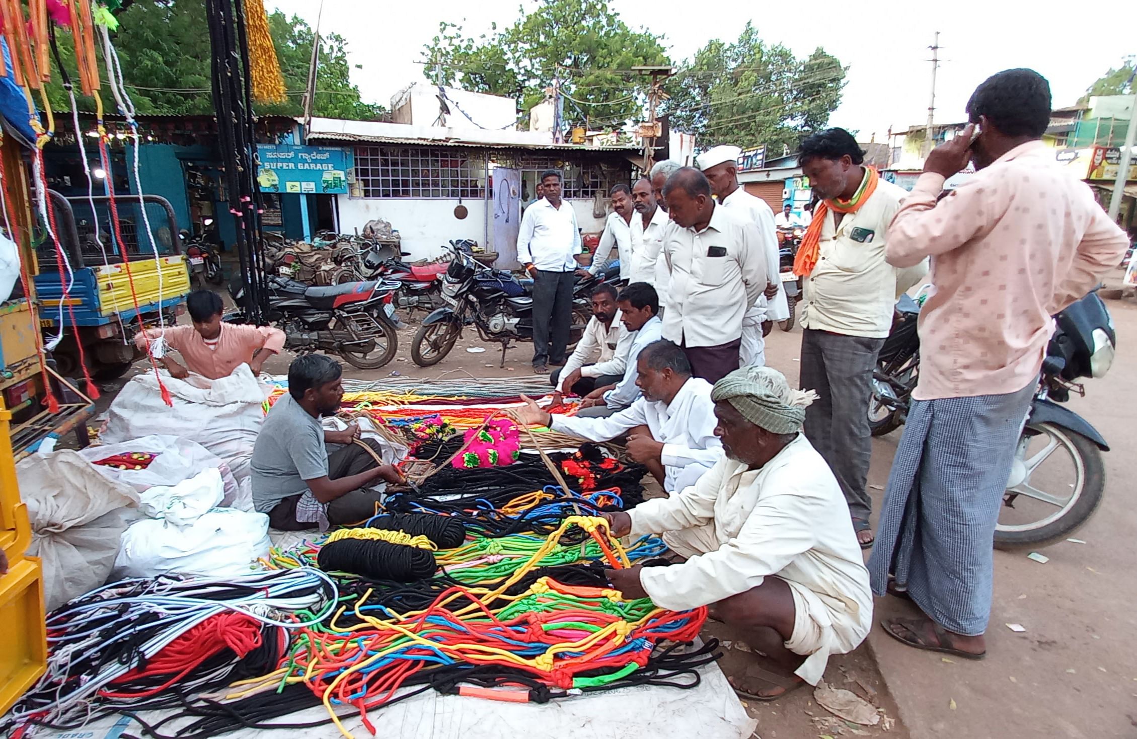 ಕಾರ ಹುಣ್ಣಿಮೆ ಅಂಗವಾಗಿ ರೈತರು ಕಲಾದಗಿ ಗ್ರಾಮದಲ್ಲಿ  ಎತ್ತುಗಳ ಆಲಂಕಾರಿಕ ವಸ್ತುಗಳನ್ನು ಖರೀದಿಸಿದರು