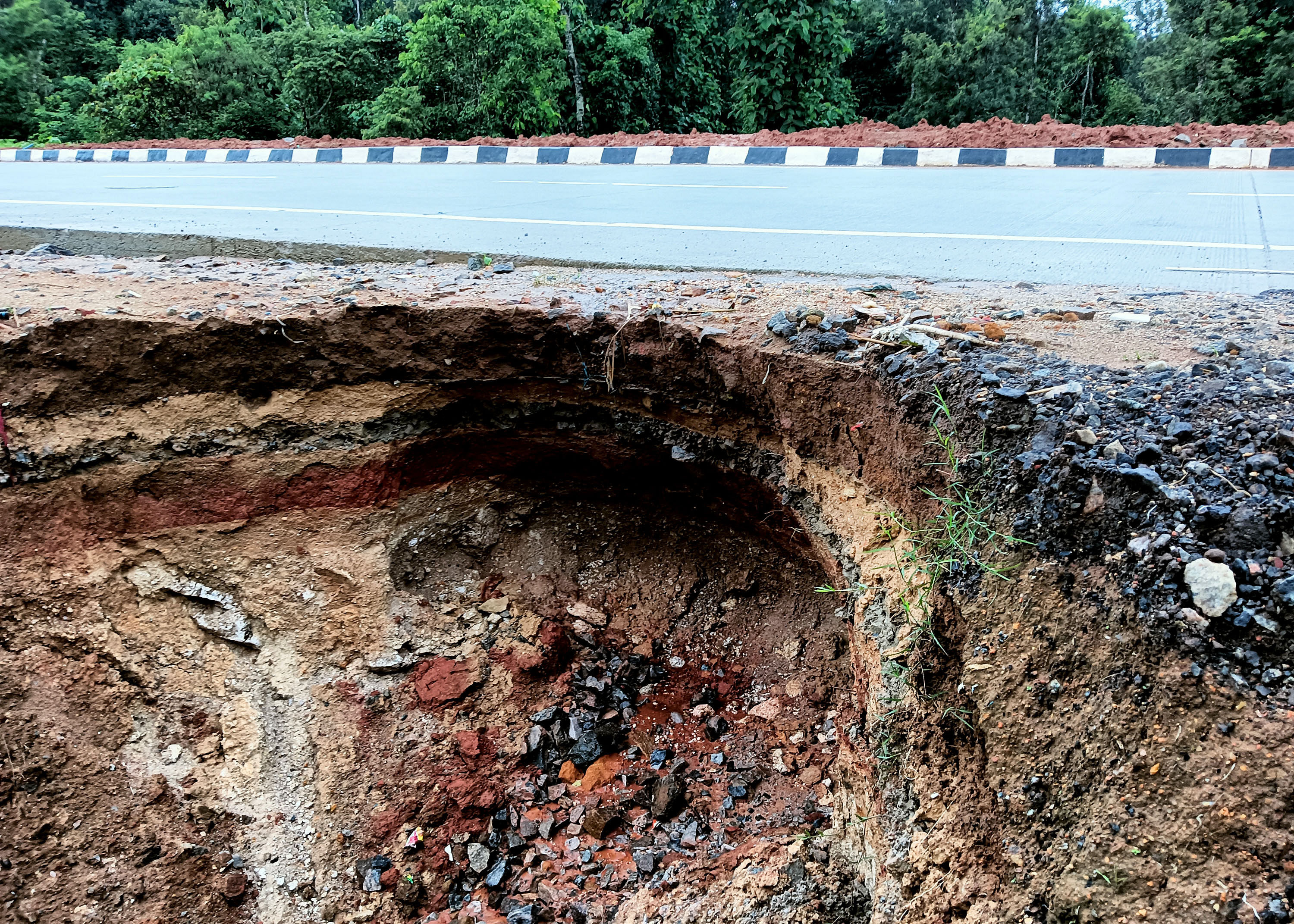 ಸಕಲೇಶಪುರ ಹೊರ ವರ್ತುಲದ ಬೆಂಗಳೂರು -ಮಂಗಳೂರು ಚತುಷ್ಪಥ ಹೆದ್ದಾರಿಯ ತಳಭಾಗದ ಮಣ್ಣು ಮಳೆ ನೀರಿನೊಂದಿಗೆ ಕೊಚ್ಚಿ ಹೋಗಿದೆ.