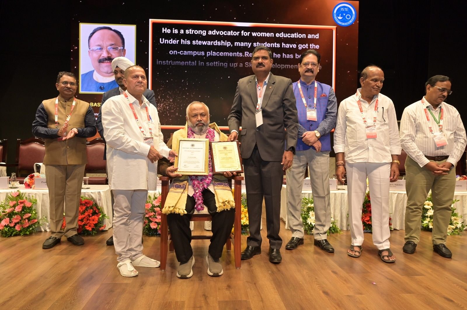 ಭುವನೇಶ್ವರದಲ್ಲಿ ನಡೆದ ಐಎಸ್‌ಟಿಇ 53ನೇ ರಾಷ್ಟ್ರೀಯ ಸಮ್ಮೇಳನದಲ್ಲಿ ವಿಟಿಯು ಕಲಬುರಗಿ ಪ್ರಾದೇಶಿಕ ಕೇಂದ್ರದ ನಿರ್ದೇಶಕ ಪ್ರೊ.ಬಸವರಾಜ ಗಾದಗೆ ಅವರಿಗೆ ಗೌರವ ಫೆಲೋಶಿಪ್ ಪ್ರಶಸ್ತಿ ನೀಡಿ ಸತ್ಕರಿಸಲಾಯಿತು. ಐಎಸ್‌ಟಿಇ ಅಧ್ಯಕ್ಷ ಪ್ರೊ. ಪ್ರತಾಪಸಿಂಗ್ ಕಾಕಾಸಾಹೇಬ್ ದೇಸಾಯಿ, ಕೆಐಎಸ್ಎಸ್, ಕೆಐಐಟಿ ಡೀಮ್ಡ್ ಯೂನಿವರ್ಸಿಟಿ ಸಂಸ್ಥಾಪಕ ಪ್ರೊ.ಅಚ್ಯುತ್ ಸಮಂತ‌ ಇತರರಿದ್ದರು