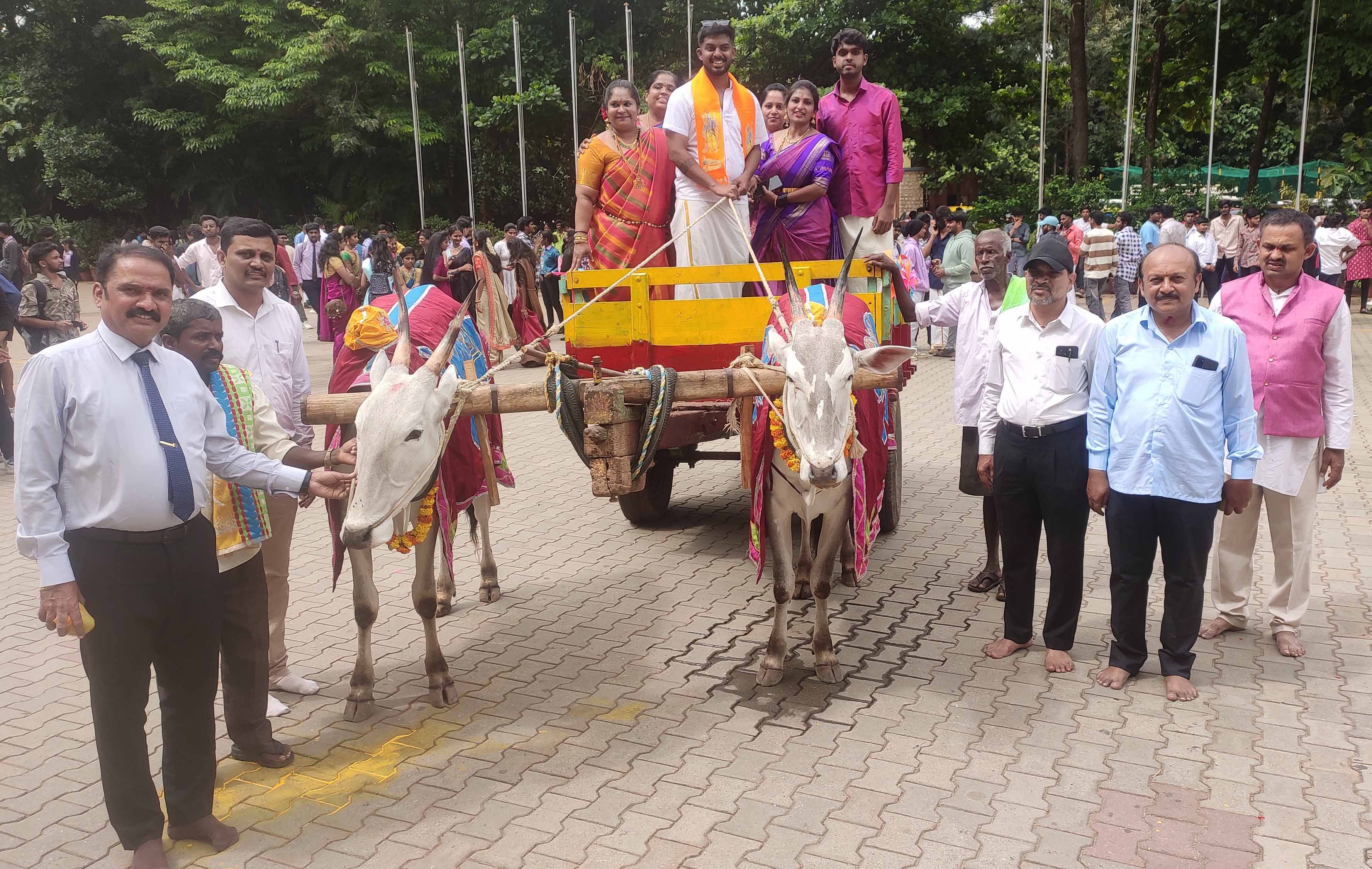 ಯಲಹಂಕದ ಶೇಷಾದ್ರಿಪುರ ಪ್ರಥಮದರ್ಜೆ ಕಾಲೇಜಿನ ಸಾಂಸ್ಕೃತಿಕ ವೇದಿಕೆ ವತಿಯಿಂದ ಭಾರತೀಯ ಹಬ್ಬಗಳ ಪರಿಕಲ್ಪನೆಯಡಿಯಲ್ಲಿ ಆಯೋಜಿಸಿದ್ದ ಎಸ್‌.ಎಫ್‌.ಜಿ.ಸಿ ಉತ್ಸವದಲ್ಲಿ ವಿದ್ಯಾರ್ಥಿಗಳು ಹಾಗೂ ಶಿಕ್ಷಕರು ಎತ್ತಿನಬಂಡಿಯಲ್ಲಿ ಸವಾರಿ ಮಾಡಿ ಸಂಭ್ರಮಿಸಿದರು.