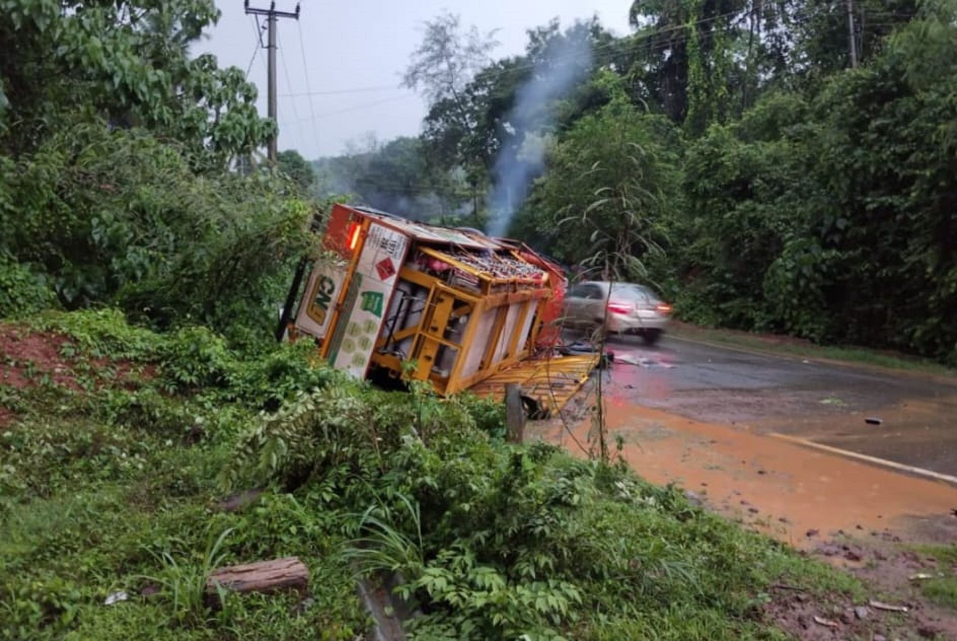 ಸುಳ್ಯ ಸಮೀಪದ ಕನಕಮಜಲುವಿನ ಸುಣ್ಣಮಜಲು ತಿರುವಿನಲ್ಲಿ ಲಾರಿಯೊಂದು ಸೋಮವಾರ ಪಲ್ಟಿಯಾಗಿದ್ದು, ಅದರಲ್ಲಿದ್ದ ಸಿಲಿಂಡರ್‌ಗಳಿಂದ ಸಿಎನ್‌ಜಿ ಸೋರಿಕೆ ಉಂಟಾಯಿತು