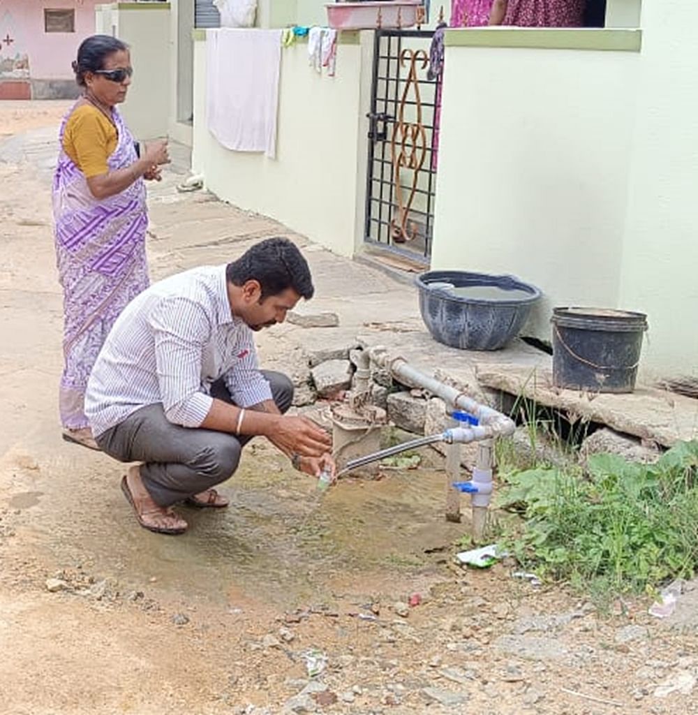 ರಾಮನಗರ ತಾಲ್ಲೂಕಿನ ಬಿಡದಿಯಲ್ಲಿ ಆರೋಗ್ಯ ಇಲಾಖೆಯ ಸಿಬ್ಬಂದಿ ನಳ ನೀರಿನ ಮಾದರಿ ಸಂಗ್ರಹಿಸಿದರು