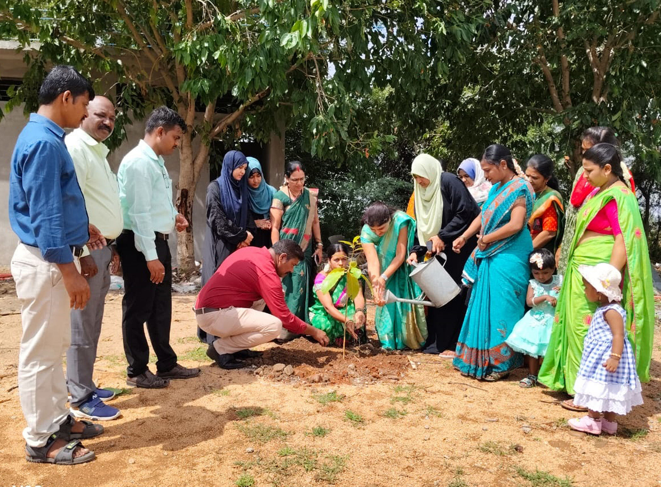 ಲಿಂಗಸುಗೂರಿನ ಪಿಬಿಎ ಸೆಂಟ್ರಲ್ ಸ್ಕೂಲ್‌ ಆವರಣದಲ್ಲಿ ಸಸಿ ನೆಡಲಾಯಿತು