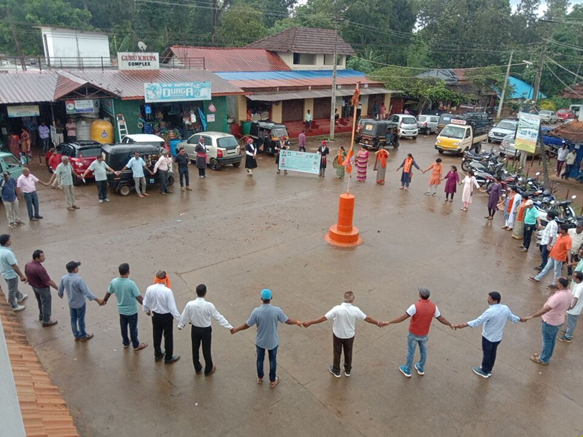 ಬೃಹತ್ ತೋಟಗಳ ಭೂಪರಿವರ್ತನೆ ವಿರುದ್ಧ ಸೋಮವಾರ ಬಾಳೆಲೆ ಗ್ರಾಮದಲ್ಲಿ ಕೊಡವ ನ್ಯಾಷನಲ್ ಕೌನ್ಸಿಲ್‌ ಸಂಘಟನೆಯ ಸದಸ್ಯರು ಮಾನವ ಸರಪಳಿ ರಚಿಸಿ, ಭೂಪರಿವರ್ತನೆಯಿಂದಾಗುವ ಅಪಾಯಗಳನ್ನು ಕುರಿತು ಜನರಲ್ಲಿ ಜಾಗೃತಿ ಮೂಡಿಸಿದರು.
