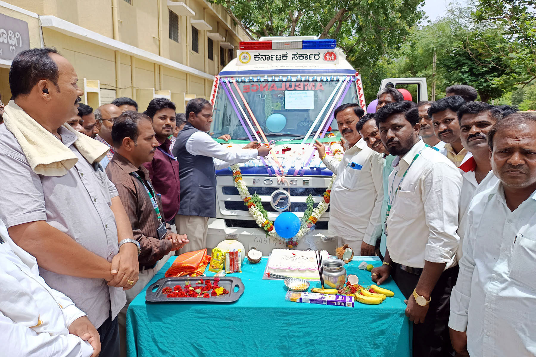 ಕೂಡ್ಲಿಗಿ ತಾಲ್ಲೂಕಿನ ಚಿಕ್ಕಜೋಗಿಹಳ್ಳಿ ಸಮುದಾಯ ಆರೋಗ್ಯ ಕೇಂದ್ರಕ್ಕೆ ಮಂಜೂರಾಗಿದ್ದ 108 ವಾಹನವನ್ನು ಶಾಸಕ ಡಾ.ಶ್ರೀನಿವಾಸ್ ಎನ್.ಟಿ. ಬುಧವಾರ ಪಟ್ಟಣದ ಸಾರ್ವಜನಿಕ ಆಸ್ಪತ್ರೆ ಆವರಣದಲ್ಲಿ ಲೋಕಾರ್ಪಣೆ ಮಾಡಿದರು