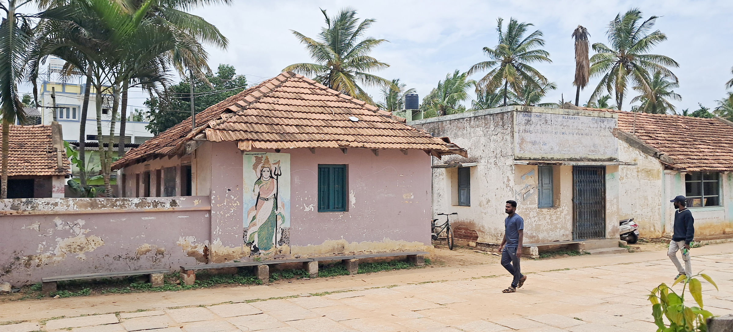 ಹಿರೀಸಾವೆಯ ಶಾಸಕರ ಸರ್ಕಾರಿ ಹಿರಿಯ ಪ್ರಾಥಮಿಕ ಬಾಲಕಿಯರ ಶಾಲೆಯ ಕೊಠಡಿಗಳು ಚಾವಣಿ ಹೆಂಚು ಹಾಳಾಗಿವೆ. ಪಕ್ಕದ ಕಟ್ಟಡವು ಶಿಥಿಲವಾಗಿದೆ