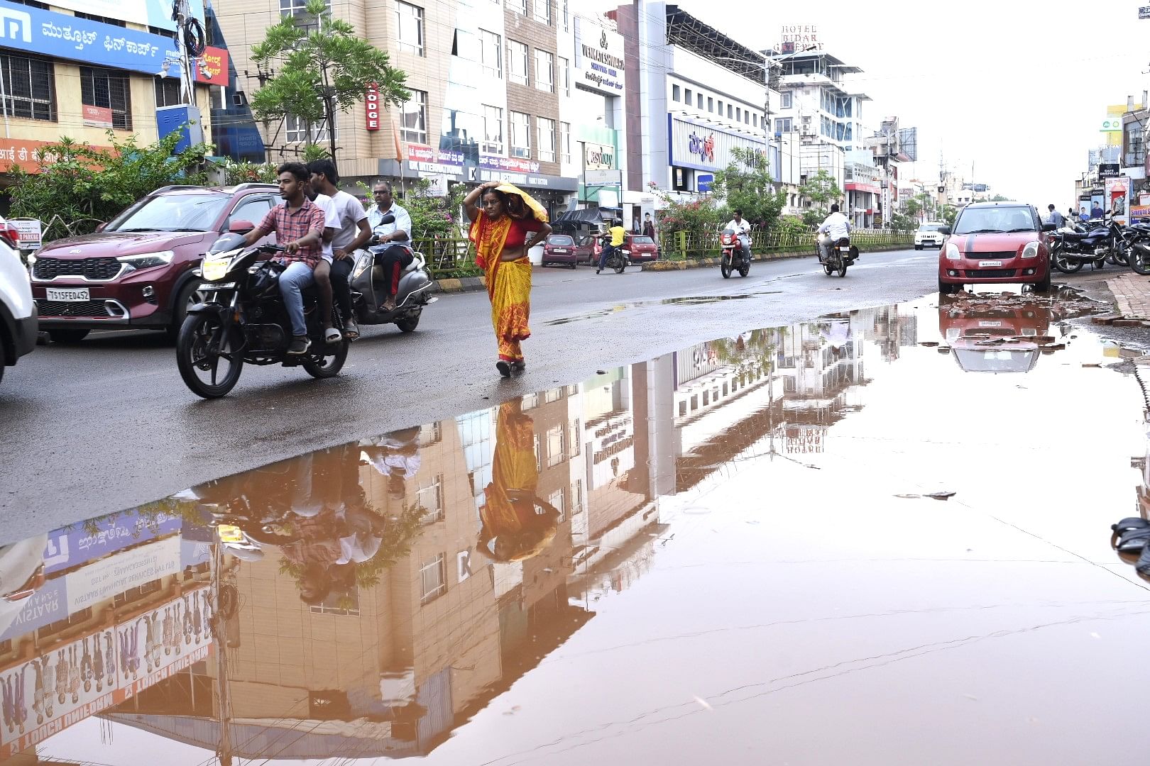 ಬೀದರ್‌ನಲ್ಲಿ ಸೋಮವಾರ ಮಧ್ಯಾಹ್ನ ಸುರಿದ ಮಳೆಯಿಂದಾಗಿ ನಗರದ ಕೇಂದ್ರ ಬಸ್‌ ನಿಲ್ದಾಣ ಸಮೀಪದ ಮುಖ್ಯರಸ್ತೆಯಲ್ಲಿ ಅಪಾರ ನೀರು ಸಂಗ್ರಹಗೊಂಡಿತು