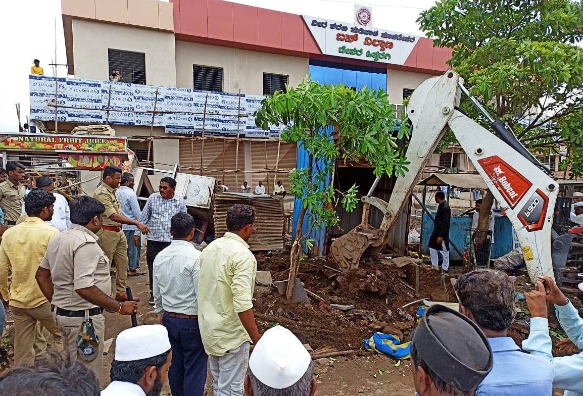 ದೇವರಹಿಪ್ಪರಗಿ ಪಟ್ಟಣದ ಮೊಹರೆ ಹಣಮಂತ್ರಾಯ ವೃತ್ತದಿಂದ ಬಸ್‌ನಿಲ್ದಾಣದವರೆಗಿನ ಅತಿಕ್ರಮಣಗೊಂಡ ಗೂಡಂಗಡಿ, ರಸ್ತೆ ಬದಿಯ ವ್ಯಾಪಾರಸ್ಥರನ್ನು ತೆರವುಗೊಳಿಸುವ ಕಾರ್ಯಾಚರಣೆ ಜರುಗಿತು