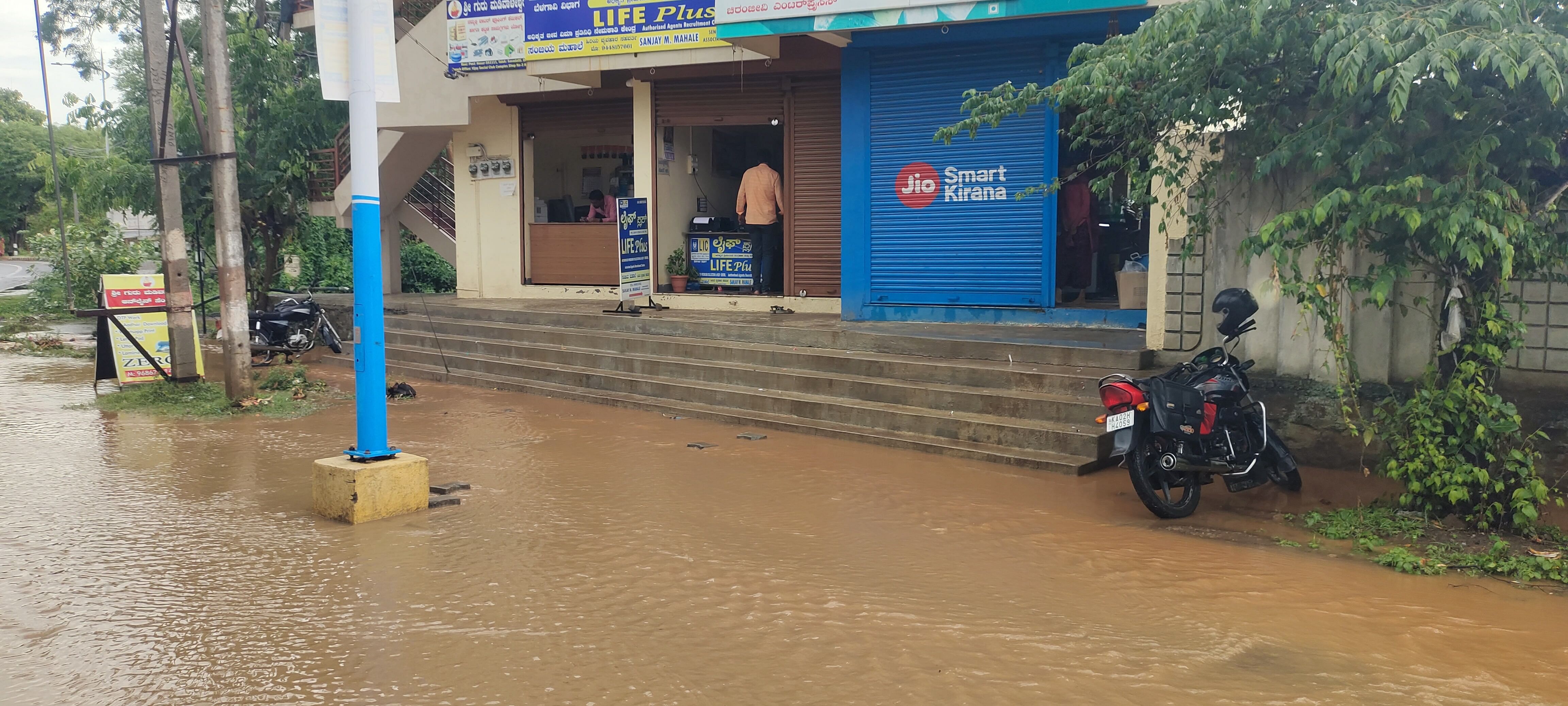 ಬೈಲಹೊಂಗಲದಲ್ಲಿ ಗುರುವಾರ ಸುರಿದ ಮಳೆಗೆ ಹೊಸೂರು ರಸ್ತೆಯಲ್ಲಿ ನೀರು ಸಂಗ್ರಹಗೊಂಡಿತು – ಪ್ರಜಾವಾಣಿ ಚಿತ್ರ